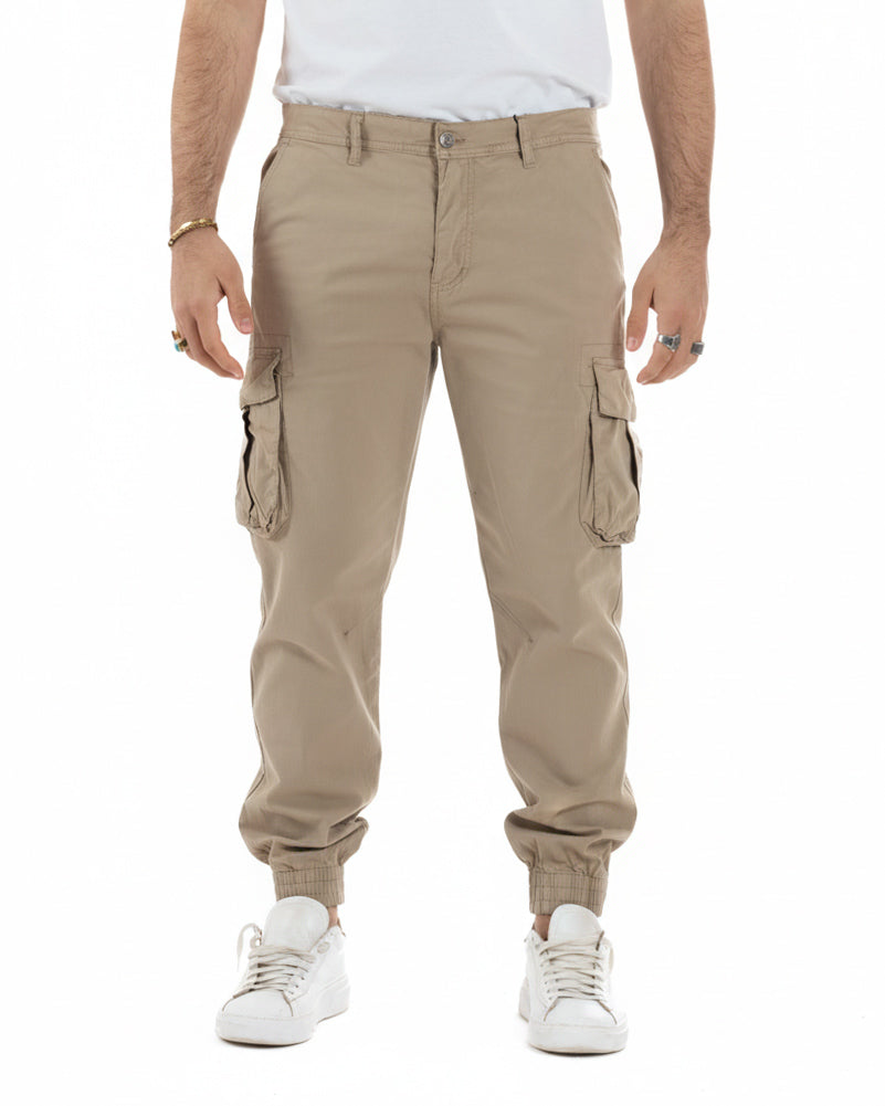 Vista frontale pantaloni cargo beige cotone vestibilità regolare uomo
