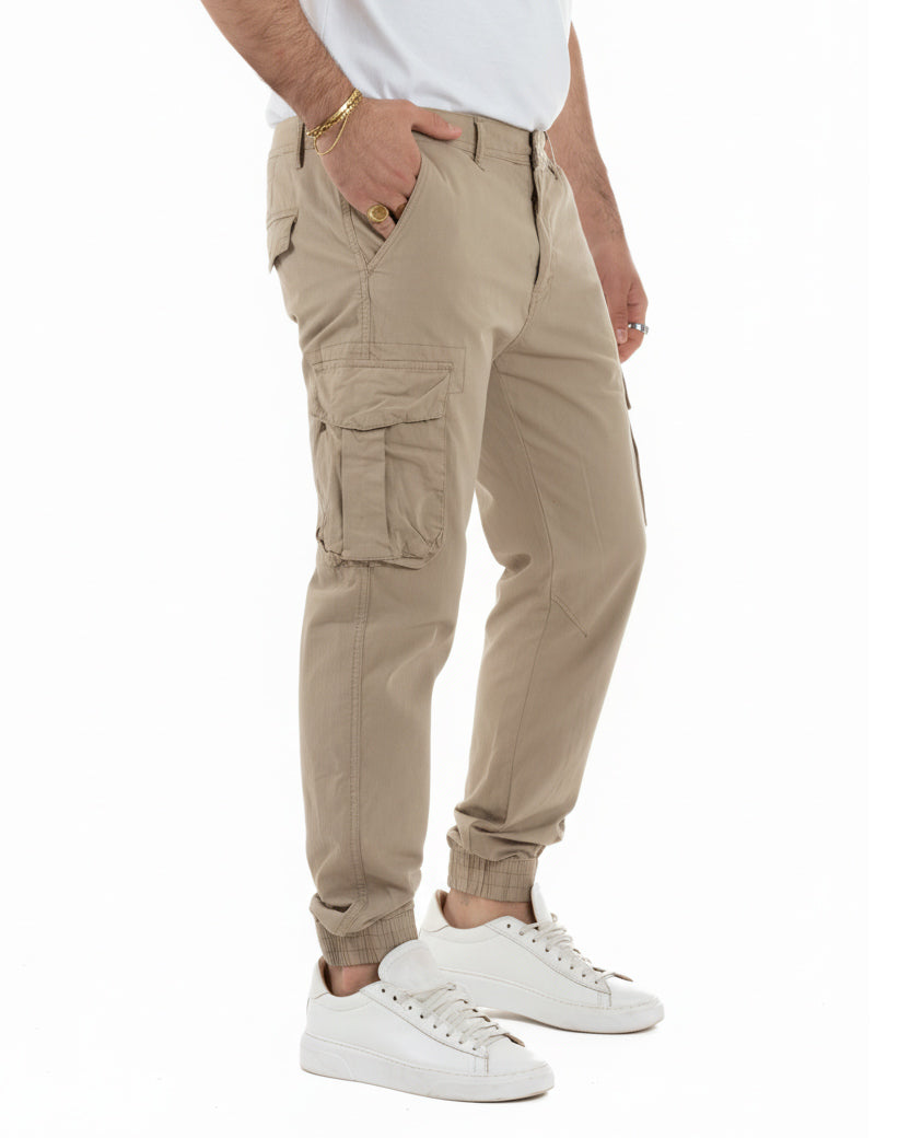 Vista laterale pantaloni uomo cargo beige cotone con tasche pratiche