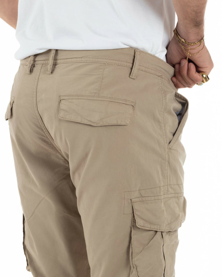 Dettaglio tessuto cotone elasticizzato pantaloni cargo beige uomo