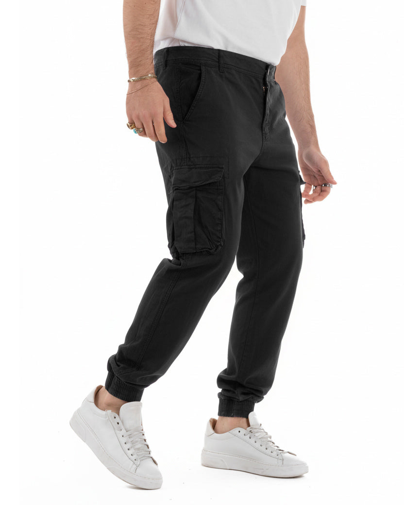 Vista laterale pantaloni uomo cargo nero cotone con tasche pratiche