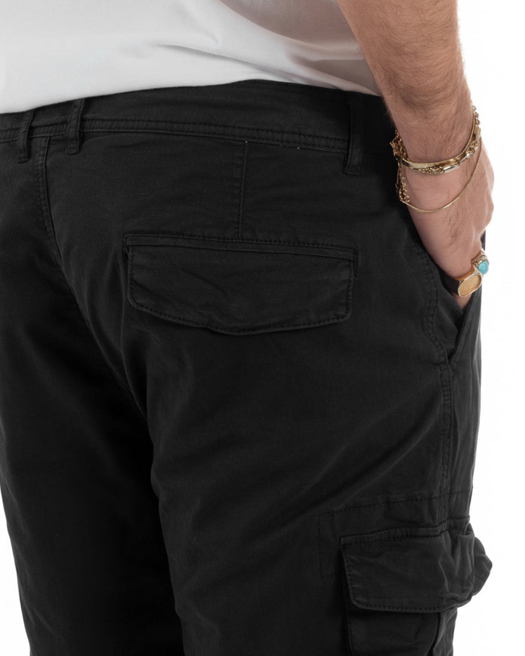 Dettaglio tessuto cotone elasticizzato pantaloni cargo nero uomo