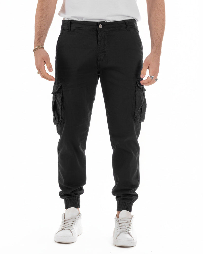 Vista frontale pantaloni cargo nero cotone vestibilità regolare uomo