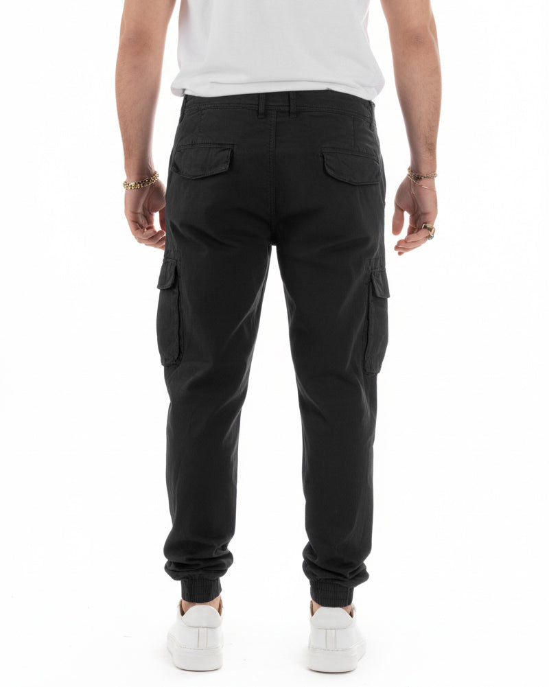 Vista posteriore pantaloni cargo uomo nero