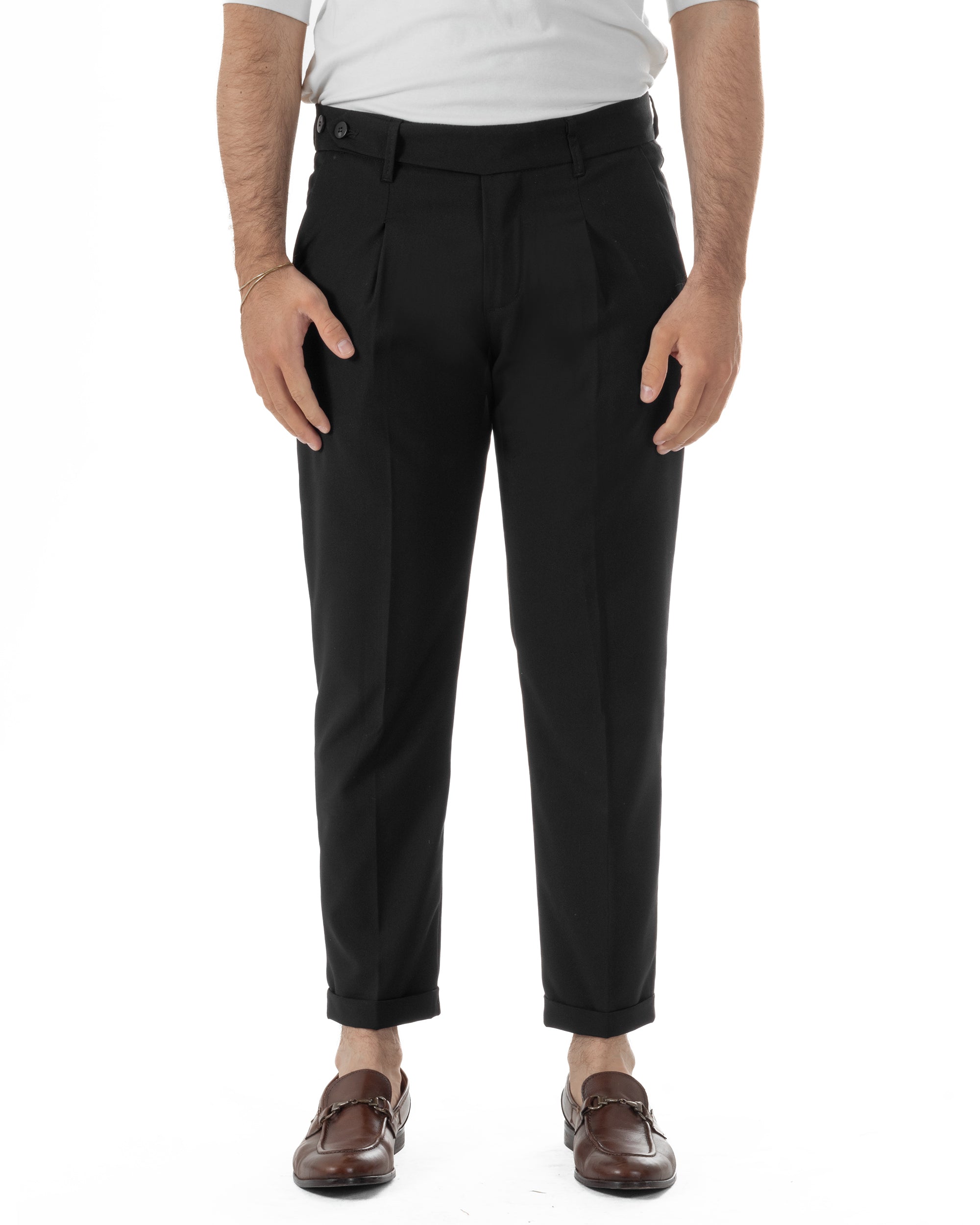 Vista frontale pantaloni nero tapered fit abbottonatura allungata doppi passanti