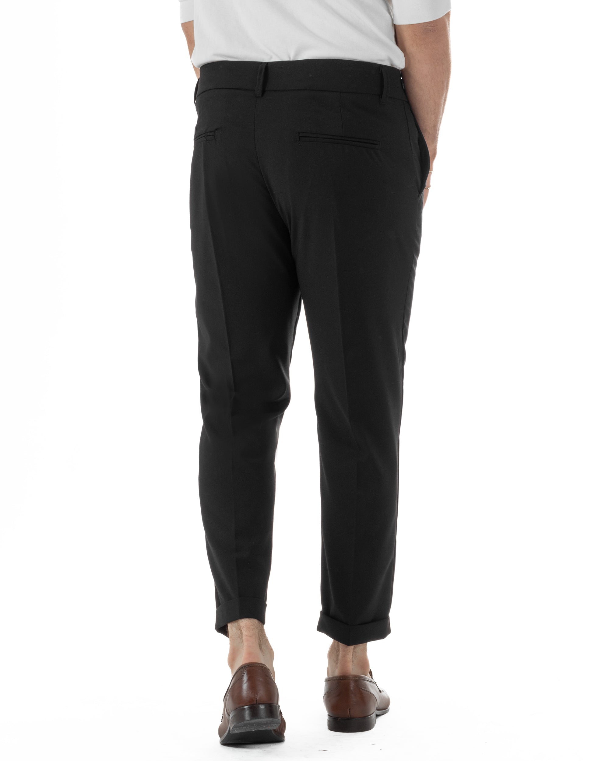 Vista posteriore pantaloni nero viscosa con tasche a filetto tapered fit