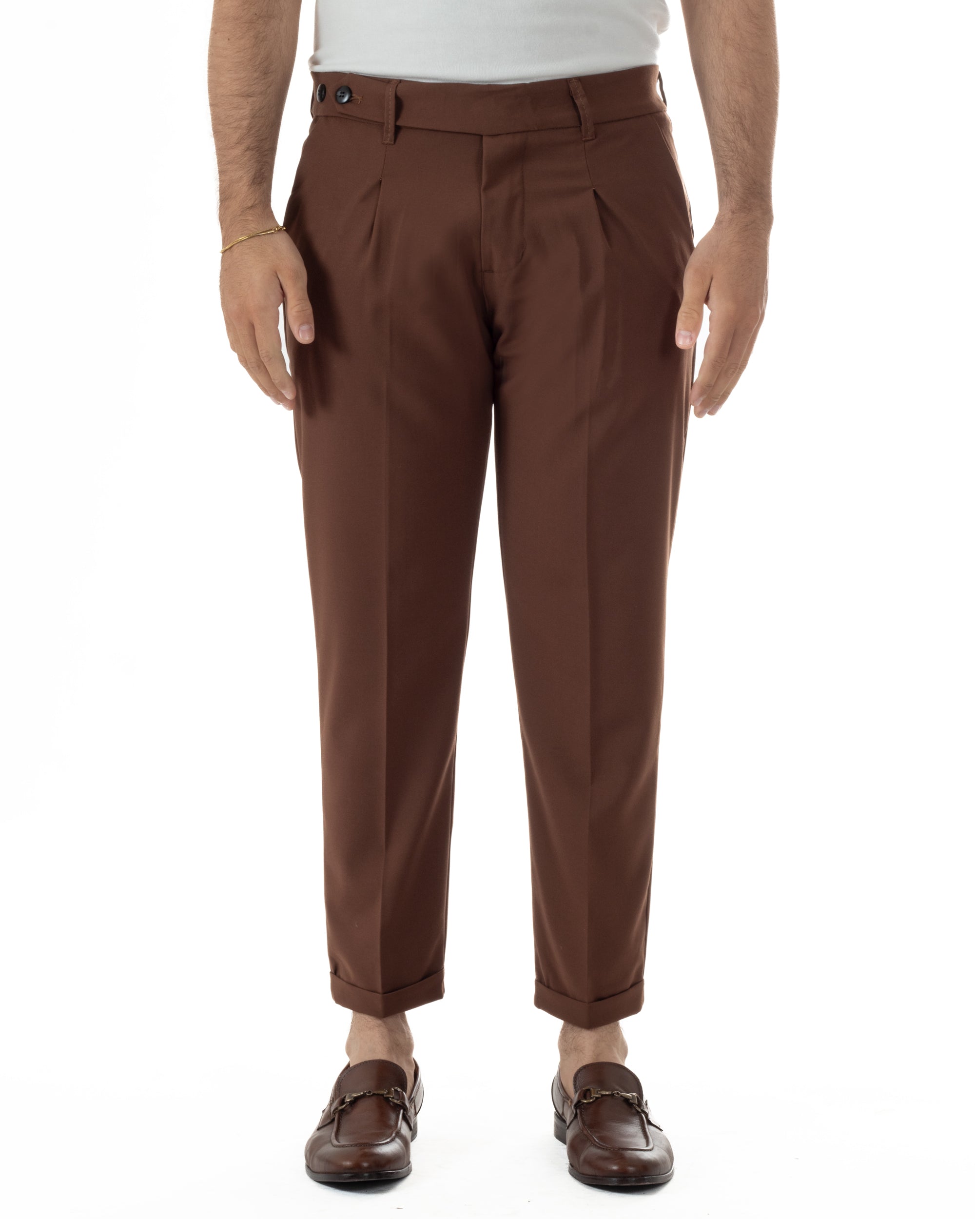 Vista frontale pantaloni marrone tapered fit abbottonatura allungata doppi passanti