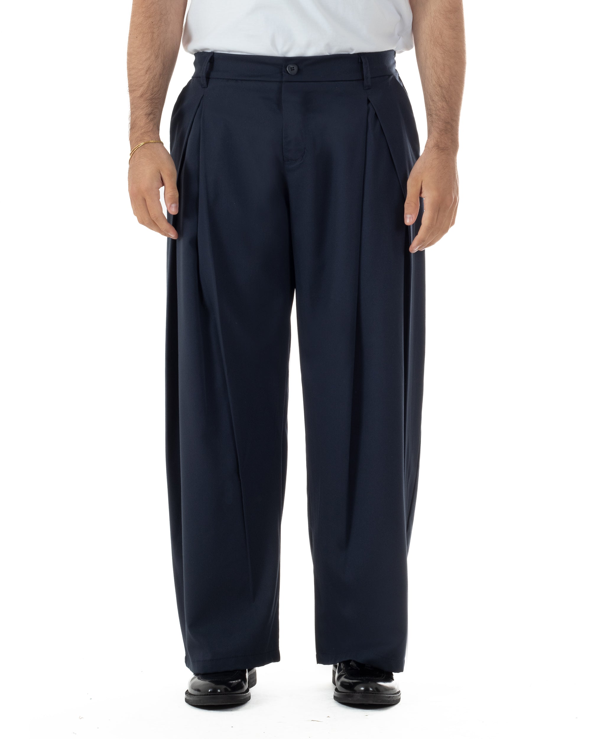 Vista frontale pantaloni blu baggy wide fit pinces ampie uomo