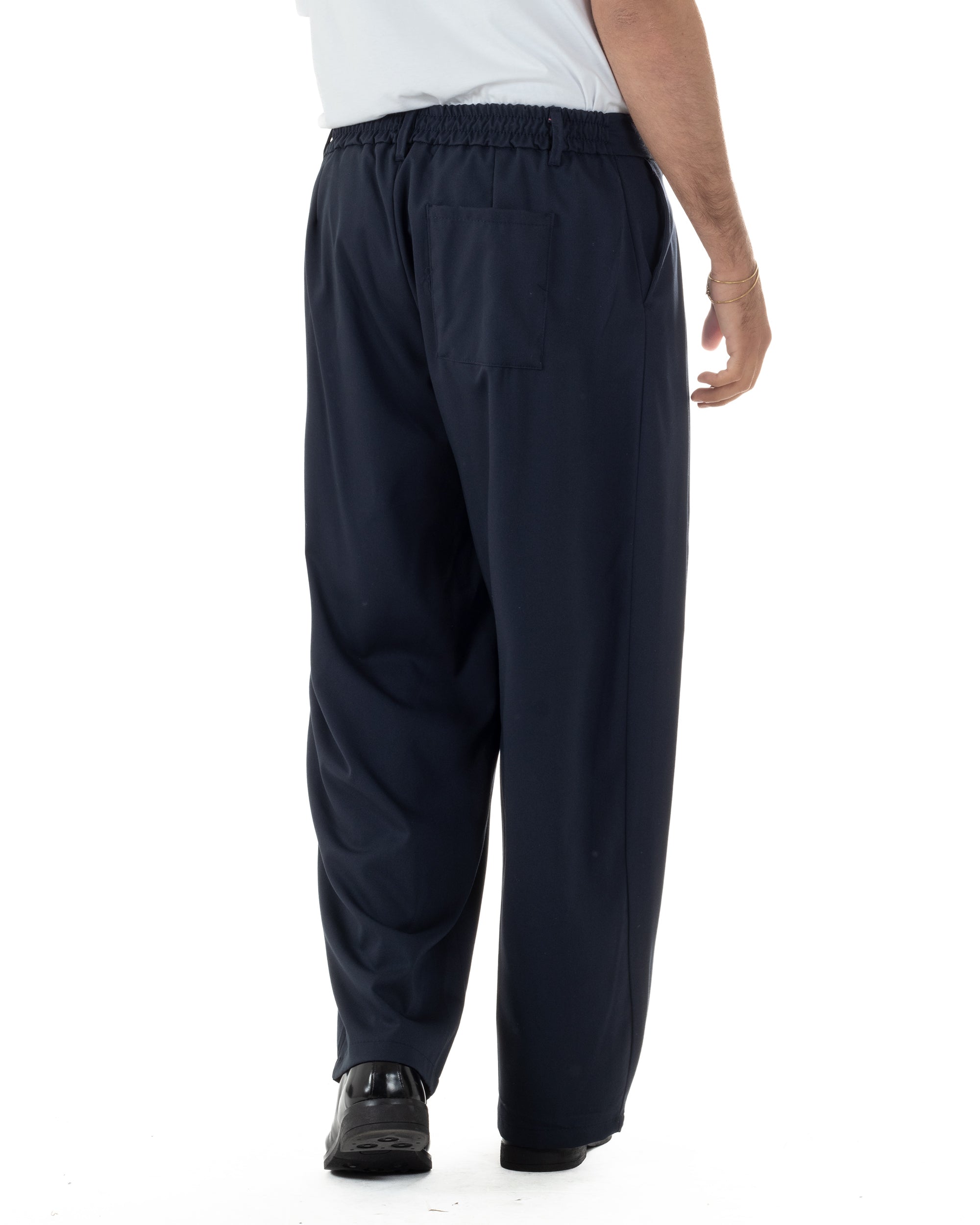 Vista posteriore pantaloni blu baggy wide fit con tasca applicata