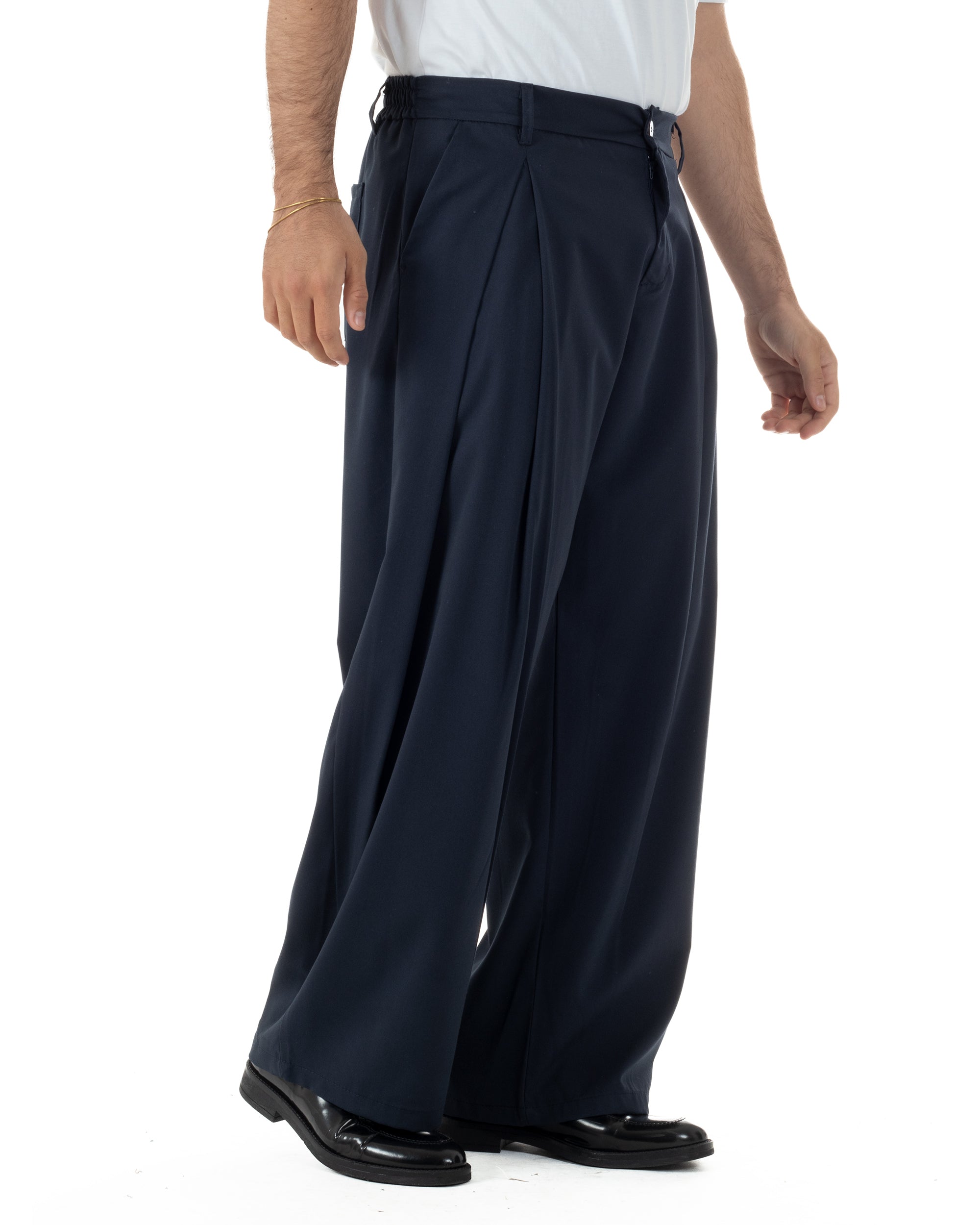 Vista laterale pantaloni uomo blu baggy wide fit leggero estivo