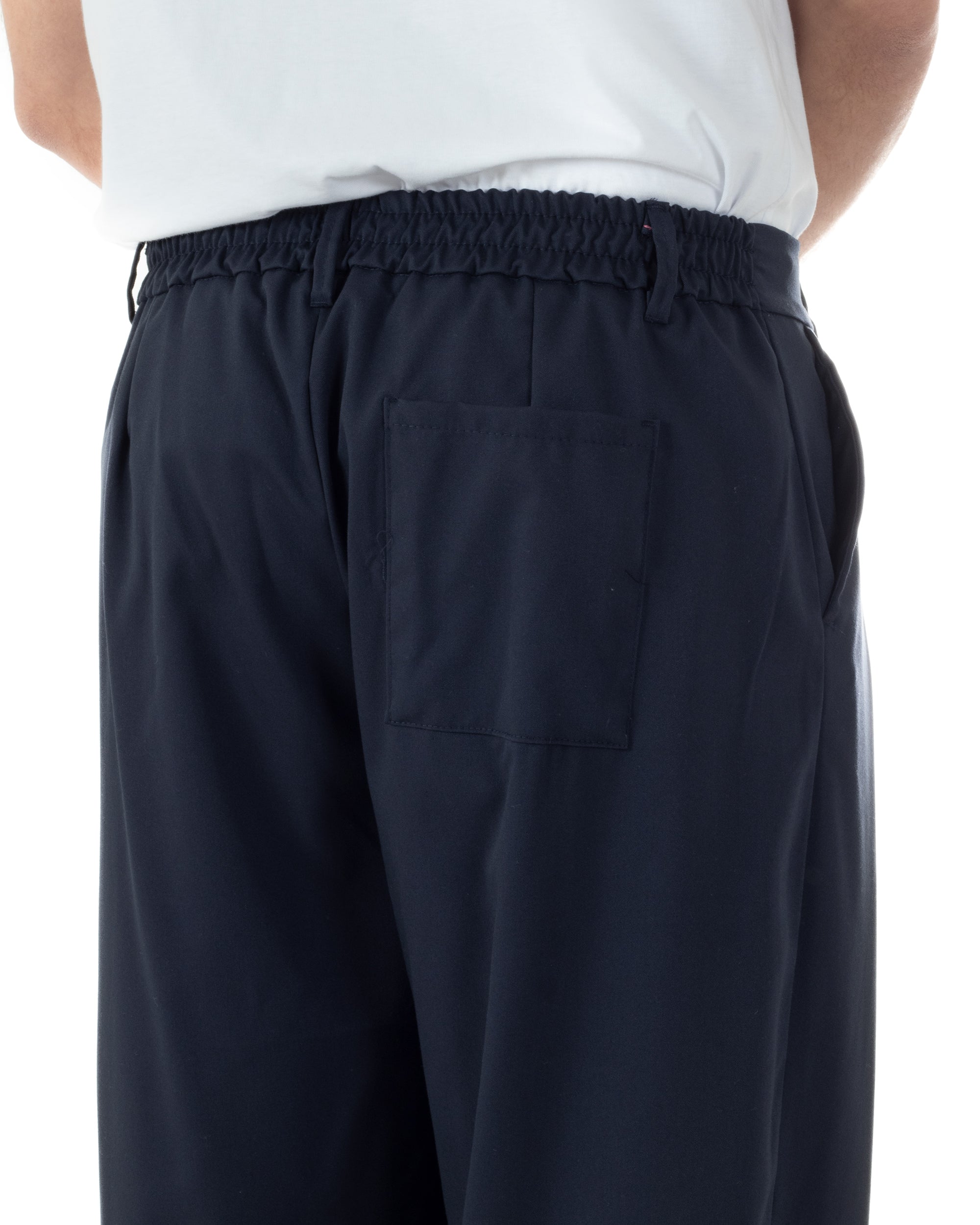 Vista posteriore elastico pantaloni uomo blu baggy wide fit viscosa casual urbano