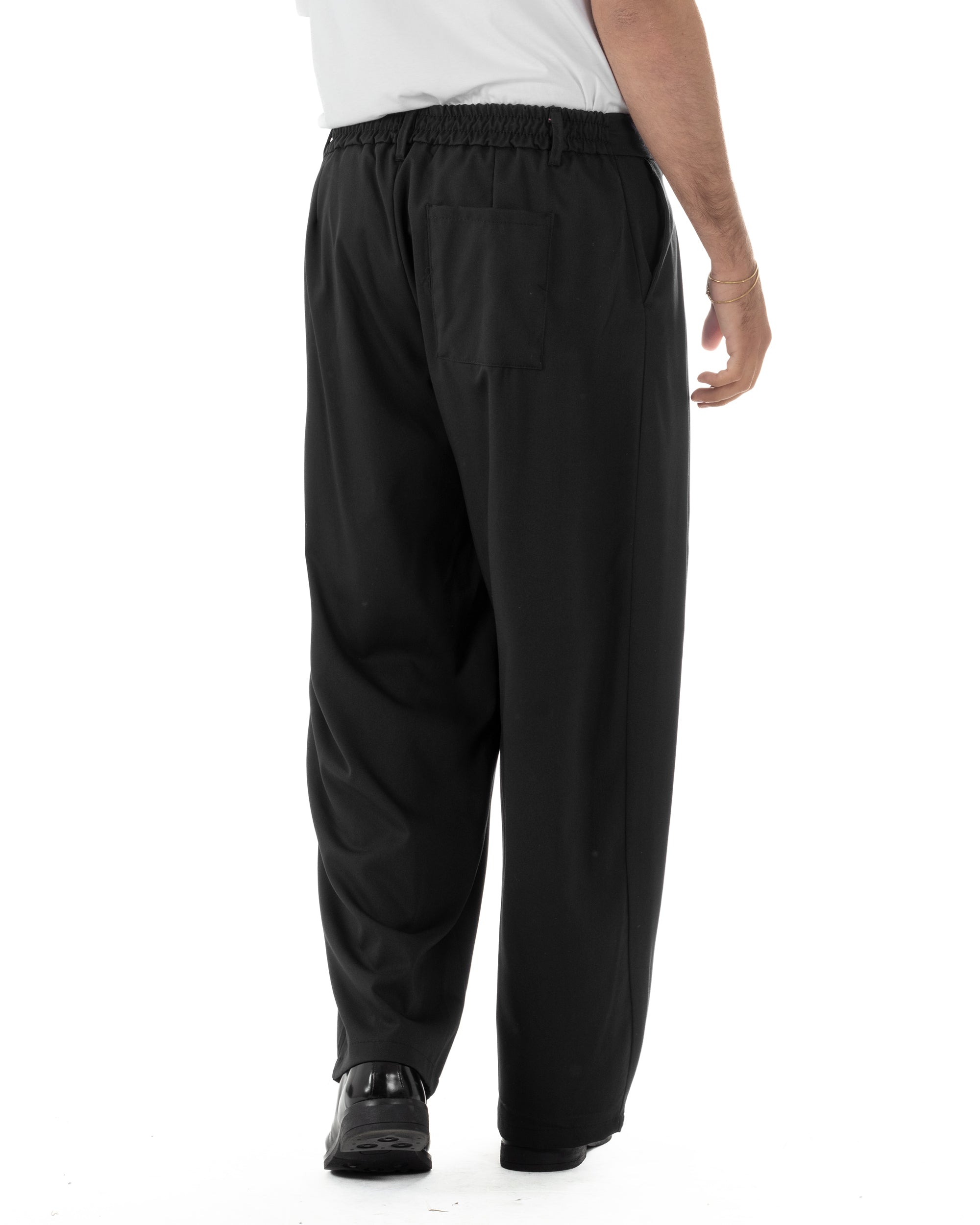 Vista posteriore pantaloni nero baggy wide fit con tasca applicata