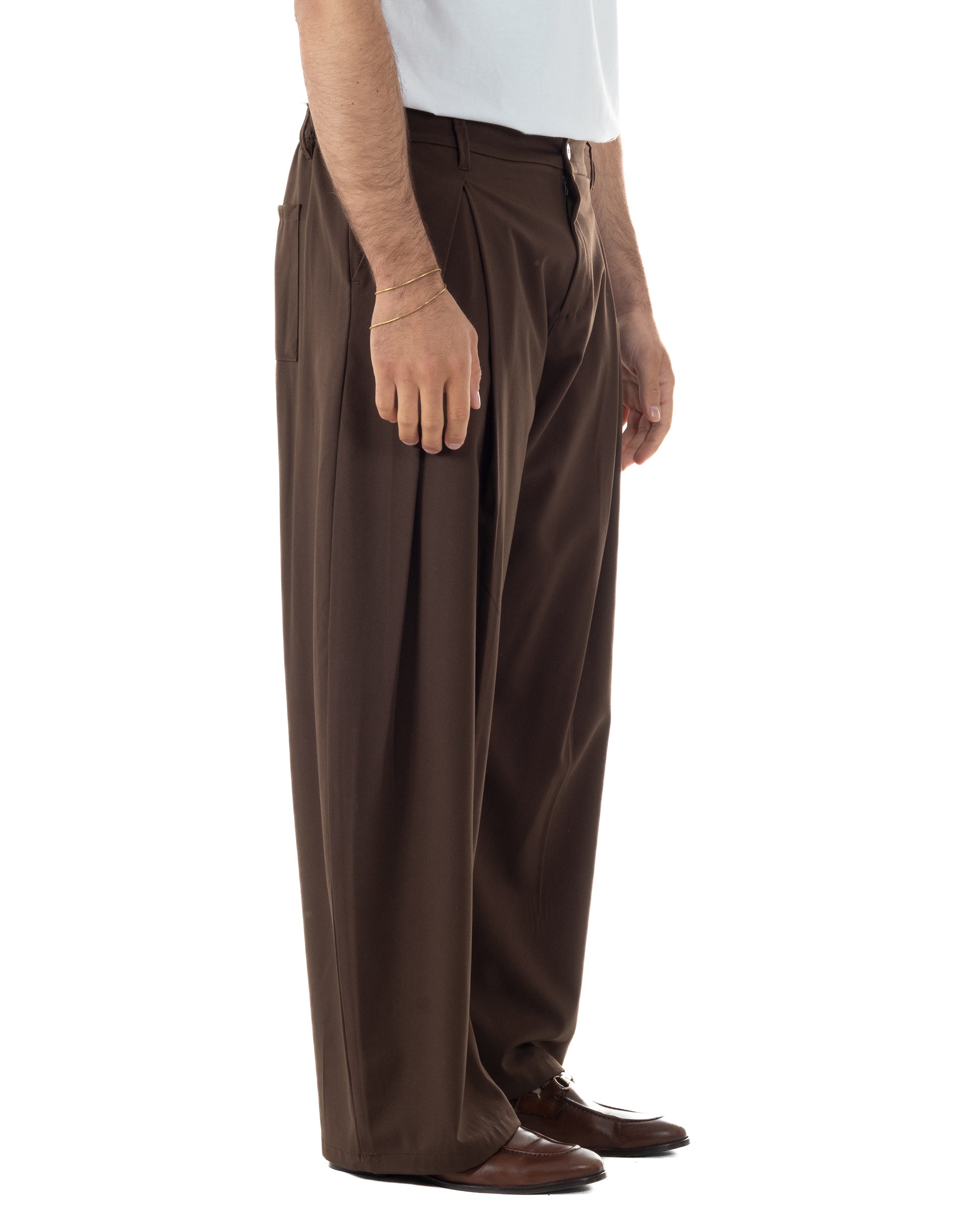 Dettaglio tasche oblique anteriori pantaloni marrone baggy viscosa uomo