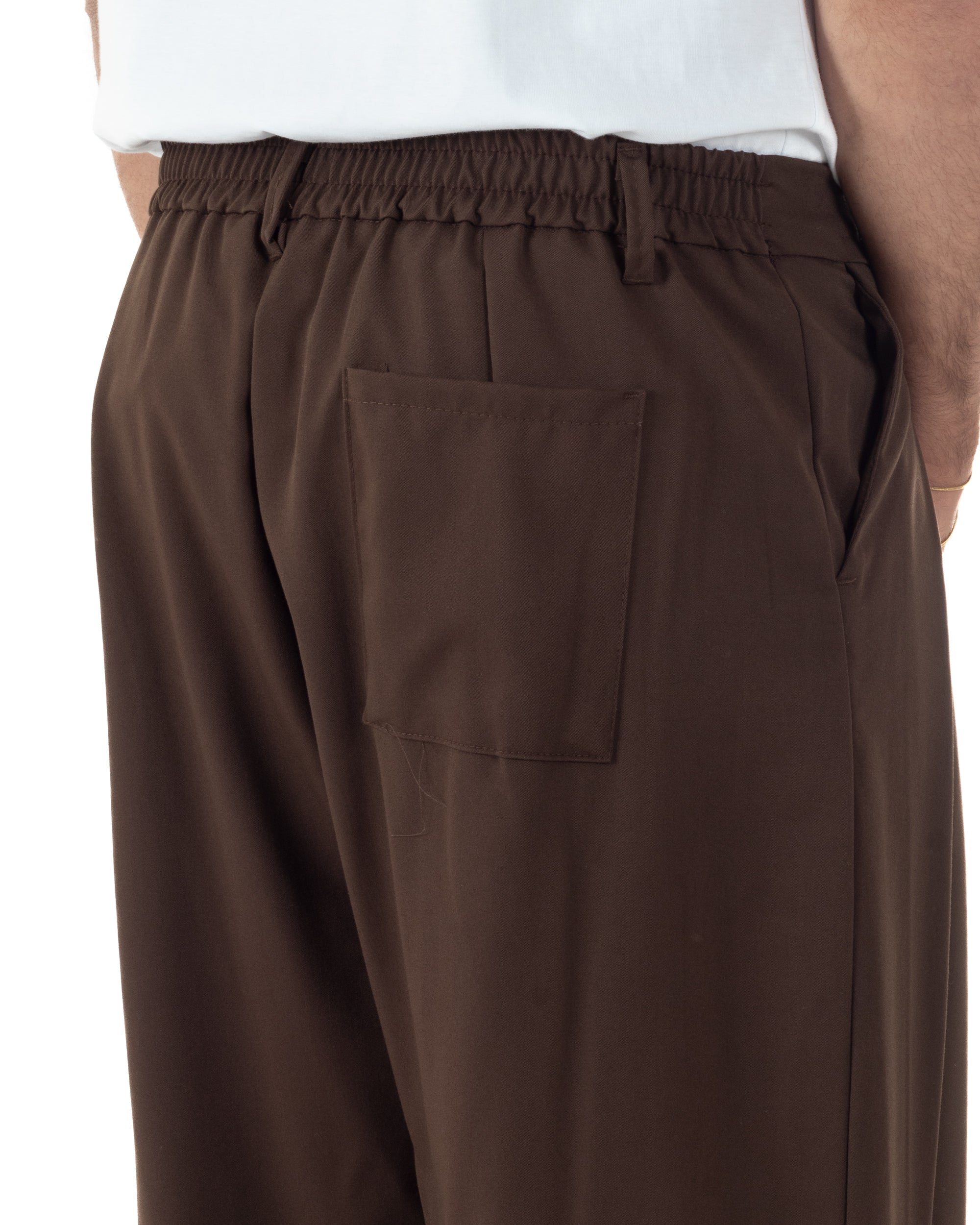 Dettaglio elastico sul retro pantaloni