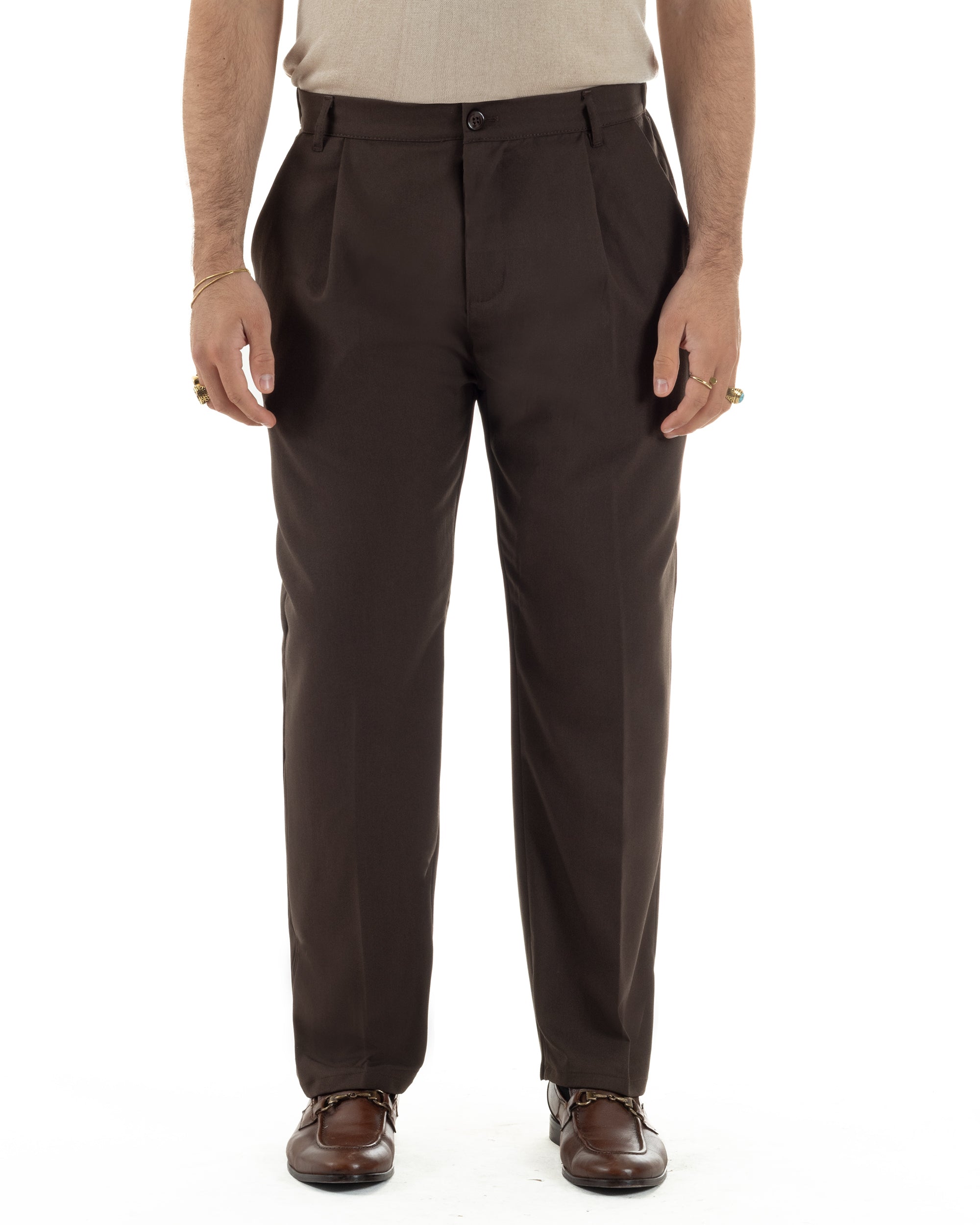 Vista frontale pantaloni marrone baggy pinces tasche america zip bottone uomo