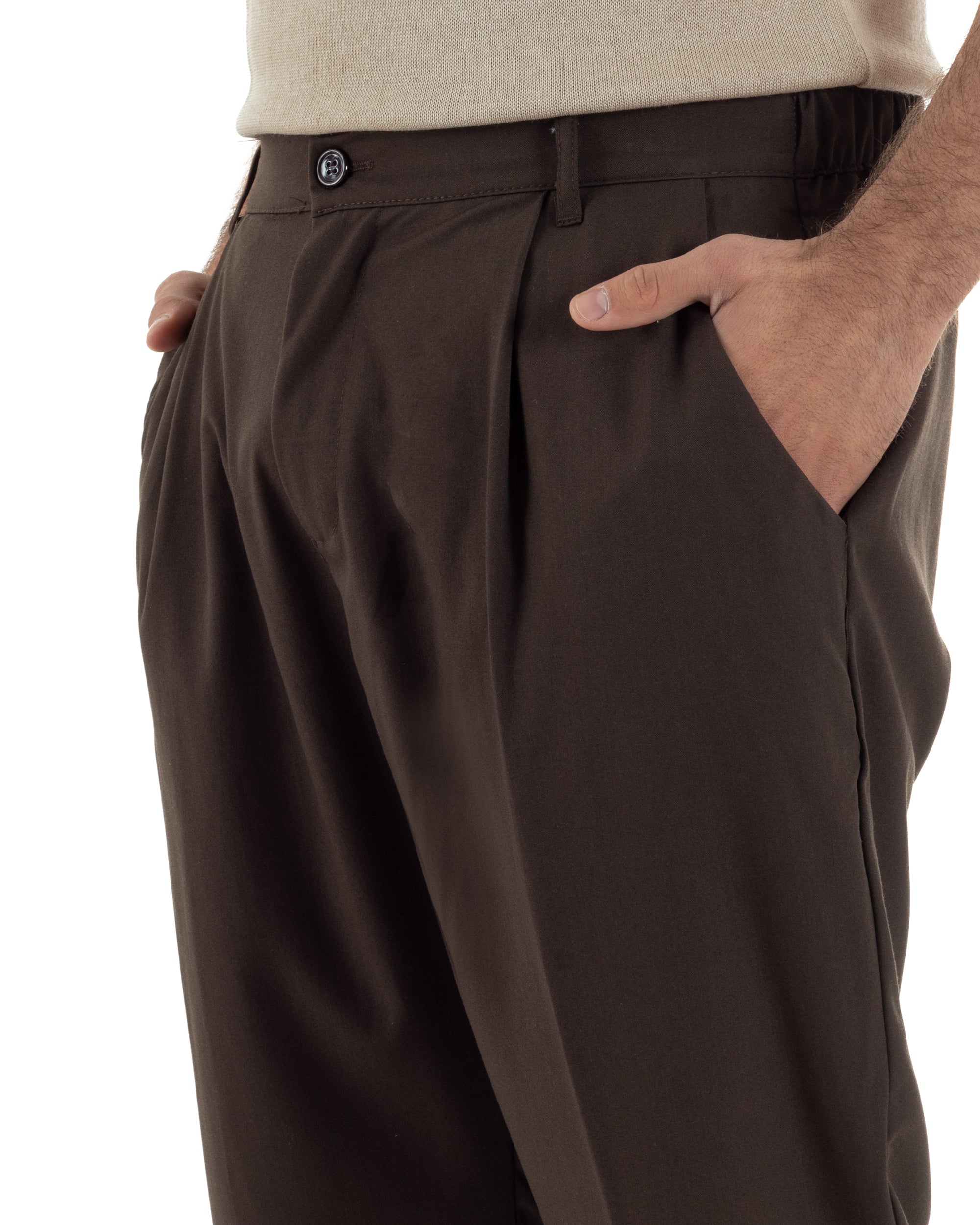 Dettaglio pinces frontali pantaloni marrone baggy viscosa relaxed fit uomo