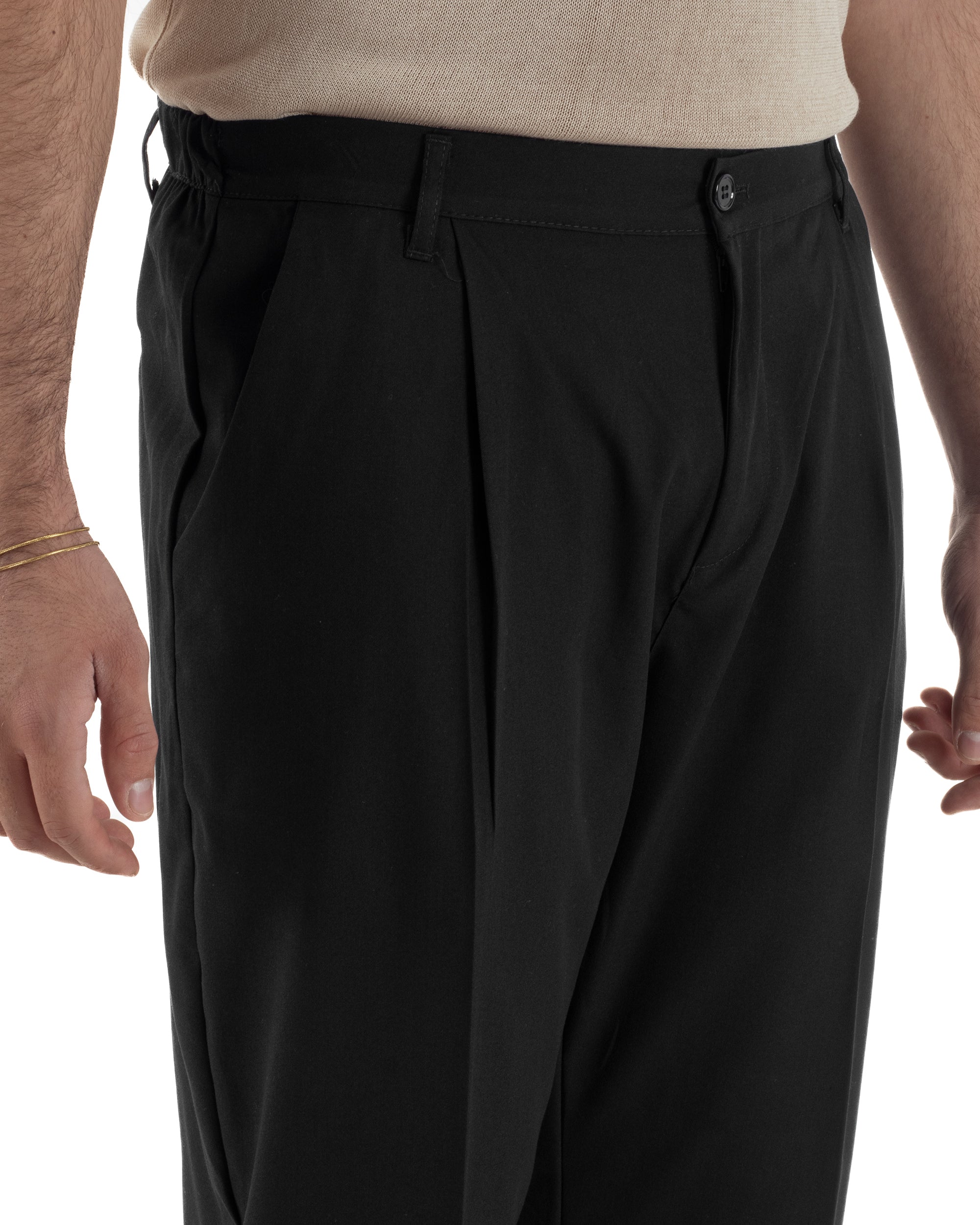 Dettaglio pinces frontali pantaloni nero baggy viscosa relaxed fit uomo