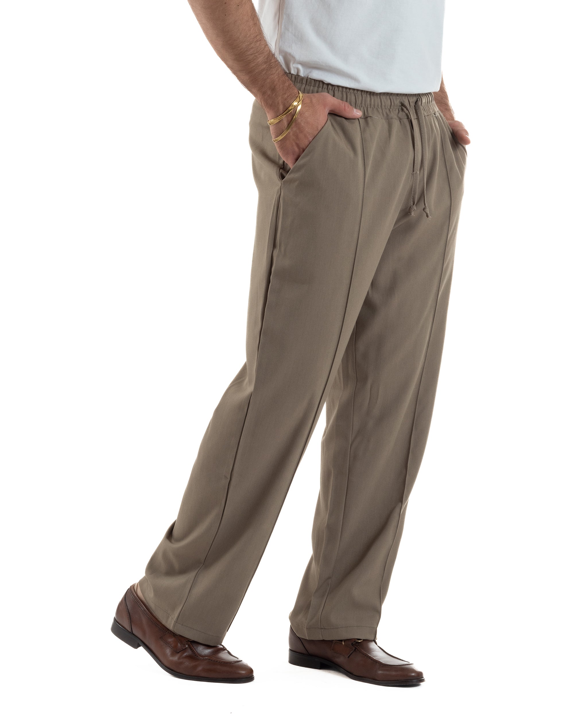 Vista laterale pantaloni uomo beige wide leg fluidi viscosa gamba dritta orlo pulito