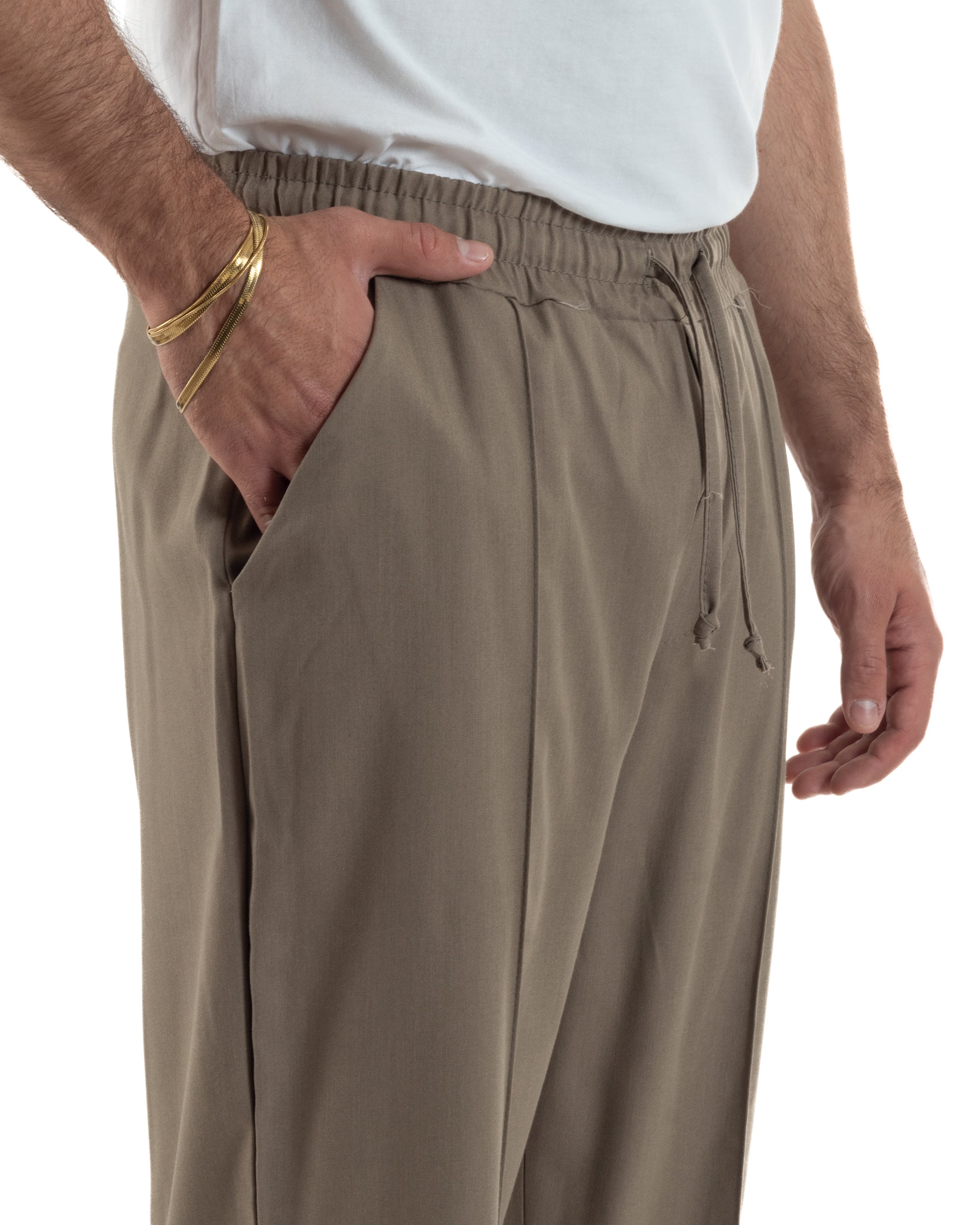 Dettaglio vita elastica coulisse tono beige nervatura frontale pantaloni wide leg uomo