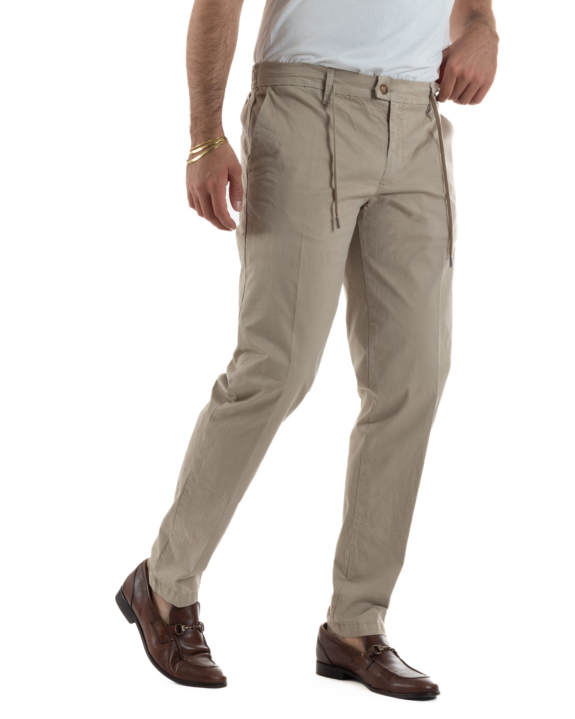 Vista laterale pantaloni uomo beige chino affusolato cotone leggero gamba dritta fondo pulito