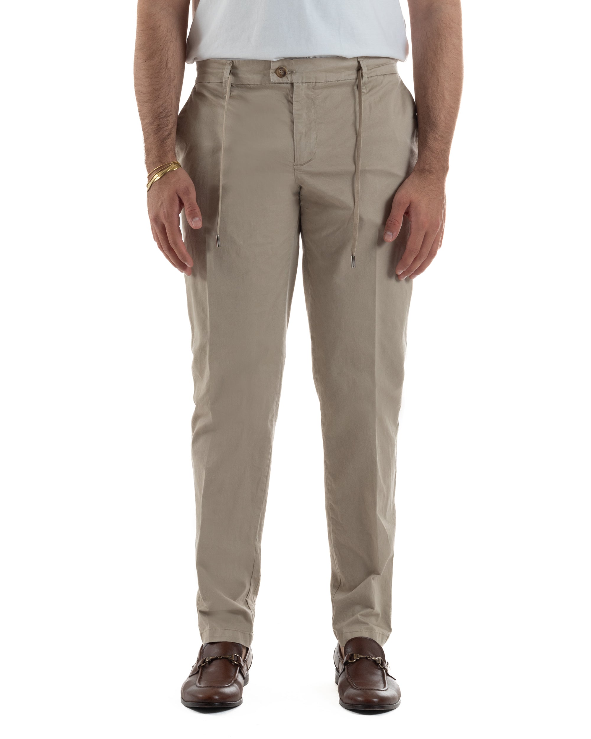 Vista frontale pantaloni beige uomo chino slim fit coulisse laccetti metallici tasche filo