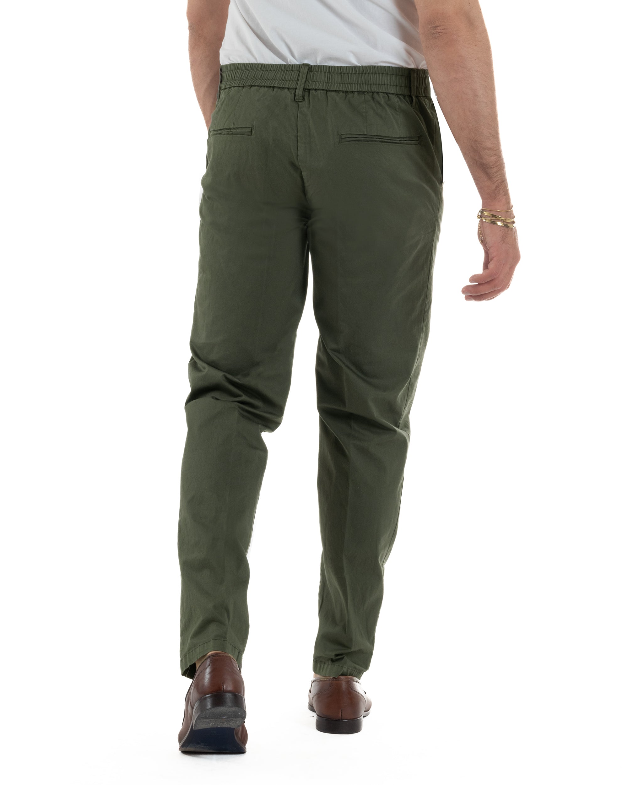 Vista posteriore pantaloni uomo verde chino affusolato cotone leggero gamba dritta fondo pulito