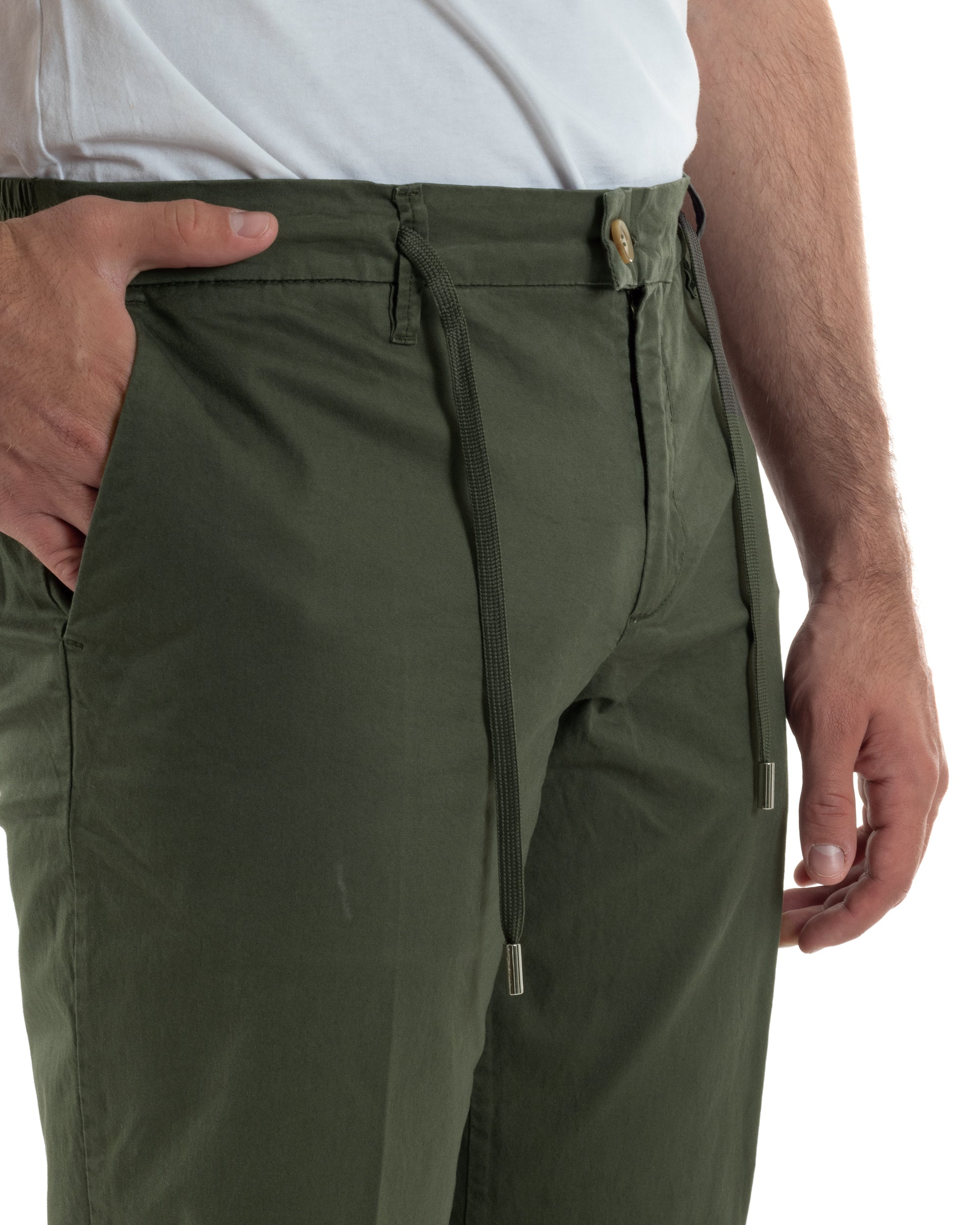 Dettaglio vita elastica retro fascia larga tasche filetto bottone pantaloni chino verde uomo