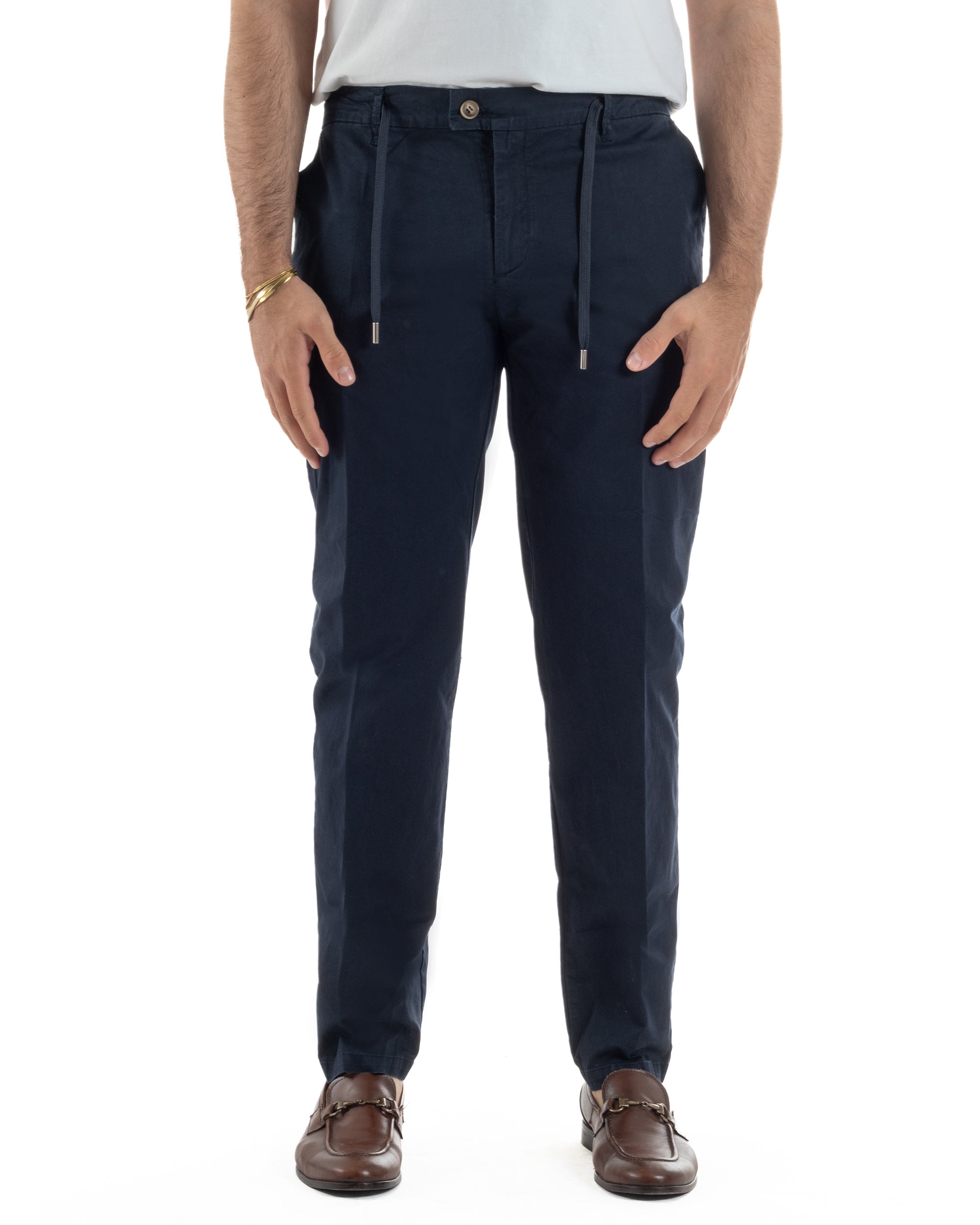 Vista frontale pantaloni blu uomo chino slim fit coulisse doppio laccetto tasche filo obliquo