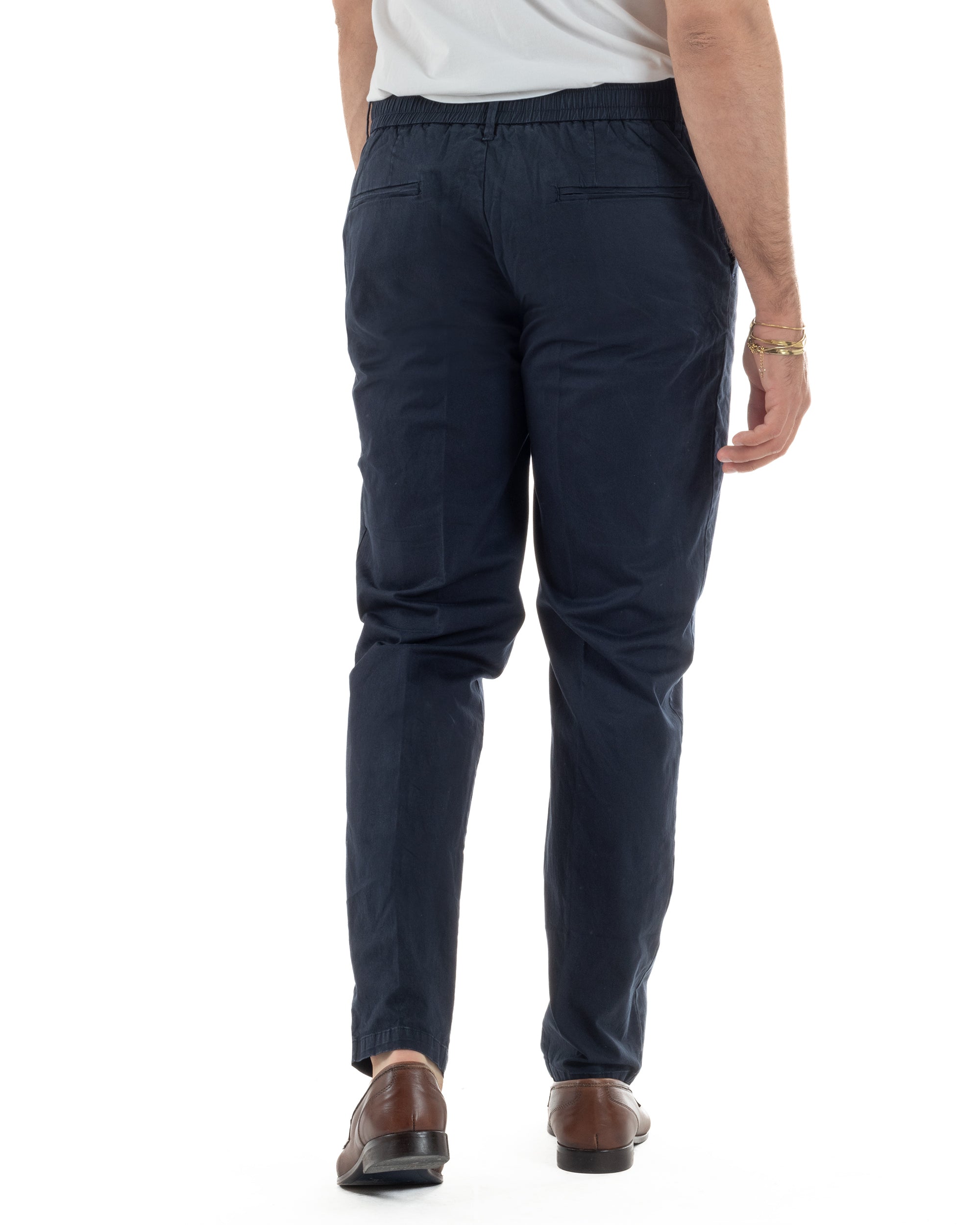 Vista posteriore pantaloni uomo blu chino slim fit vita elastica fascia larga tasche filetto bottone