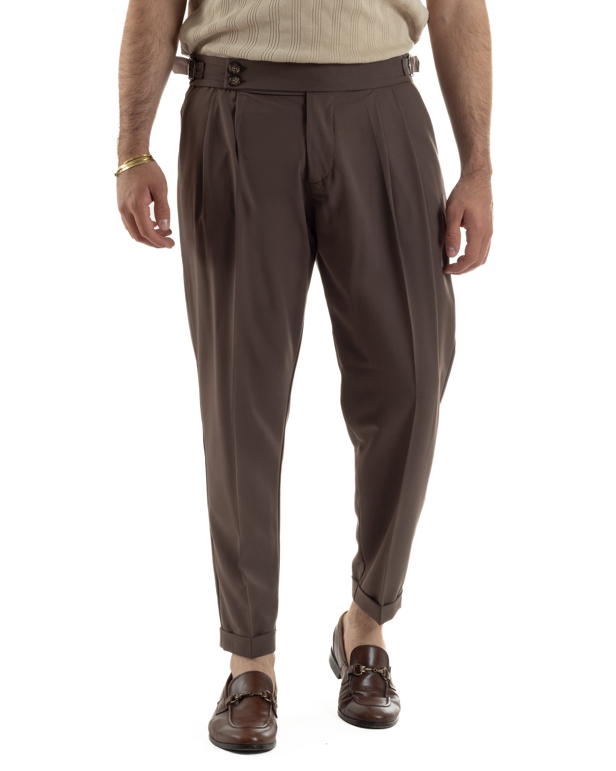 Vista frontale pantaloni marrone uomo gurkha abbottonatura allungata doppia pinces tasche america