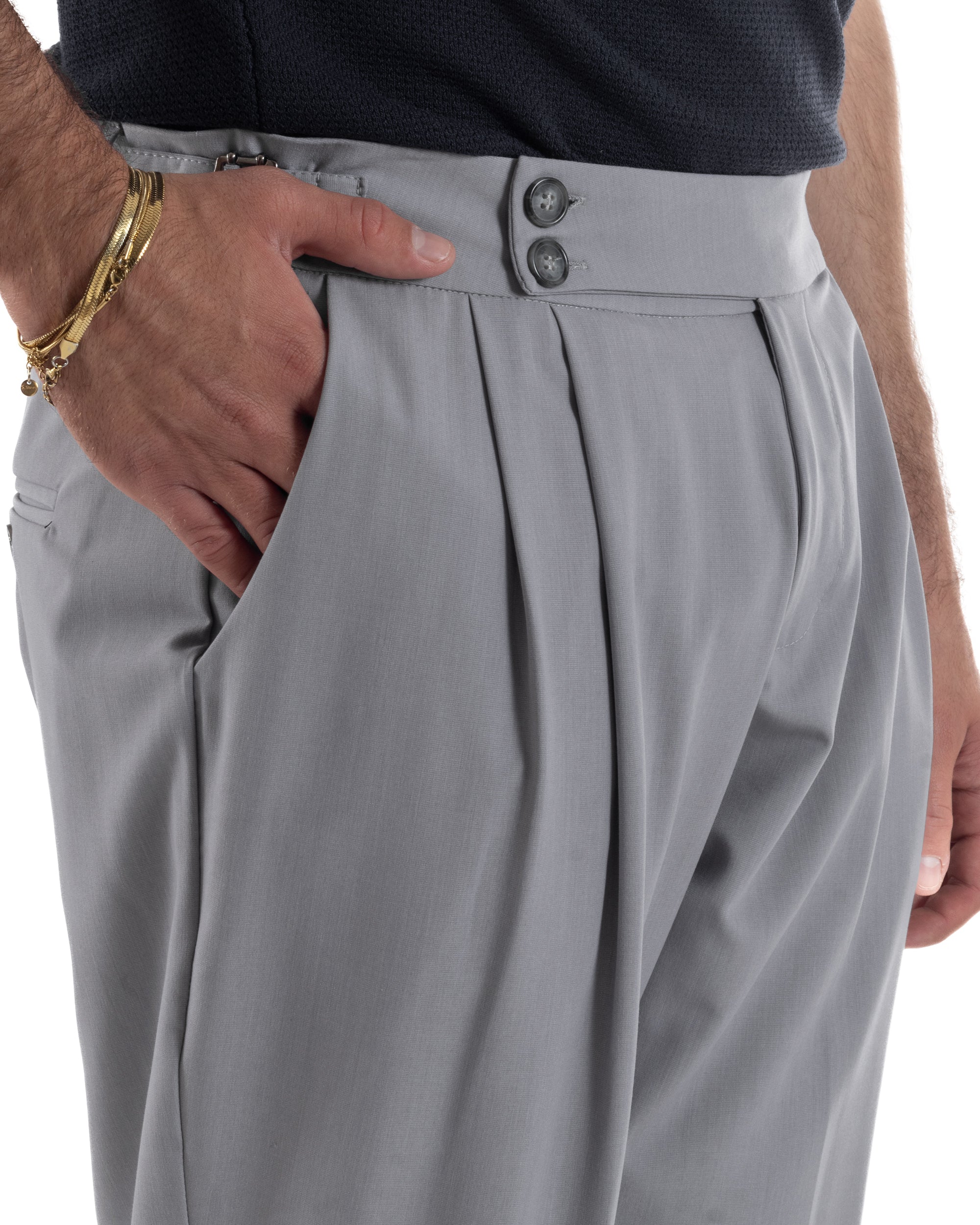  Dettaglio abbottonatura allungata doppia fibbie regolabili laterali pantaloni gurkha grigio uomo