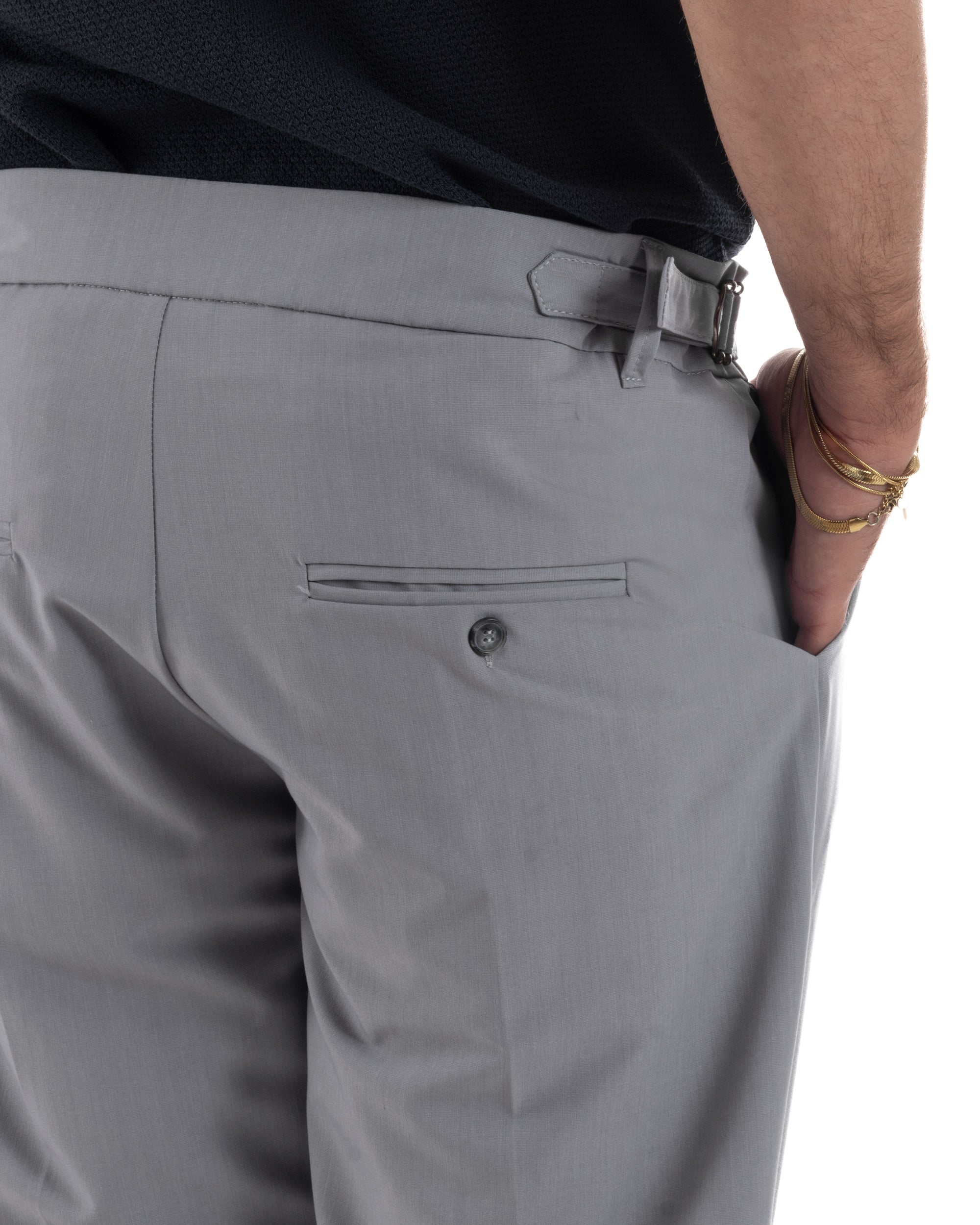 Dettaglio abbottonatura allungata doppia fibbie regolabili laterali pantaloni gurkha grigio uomo