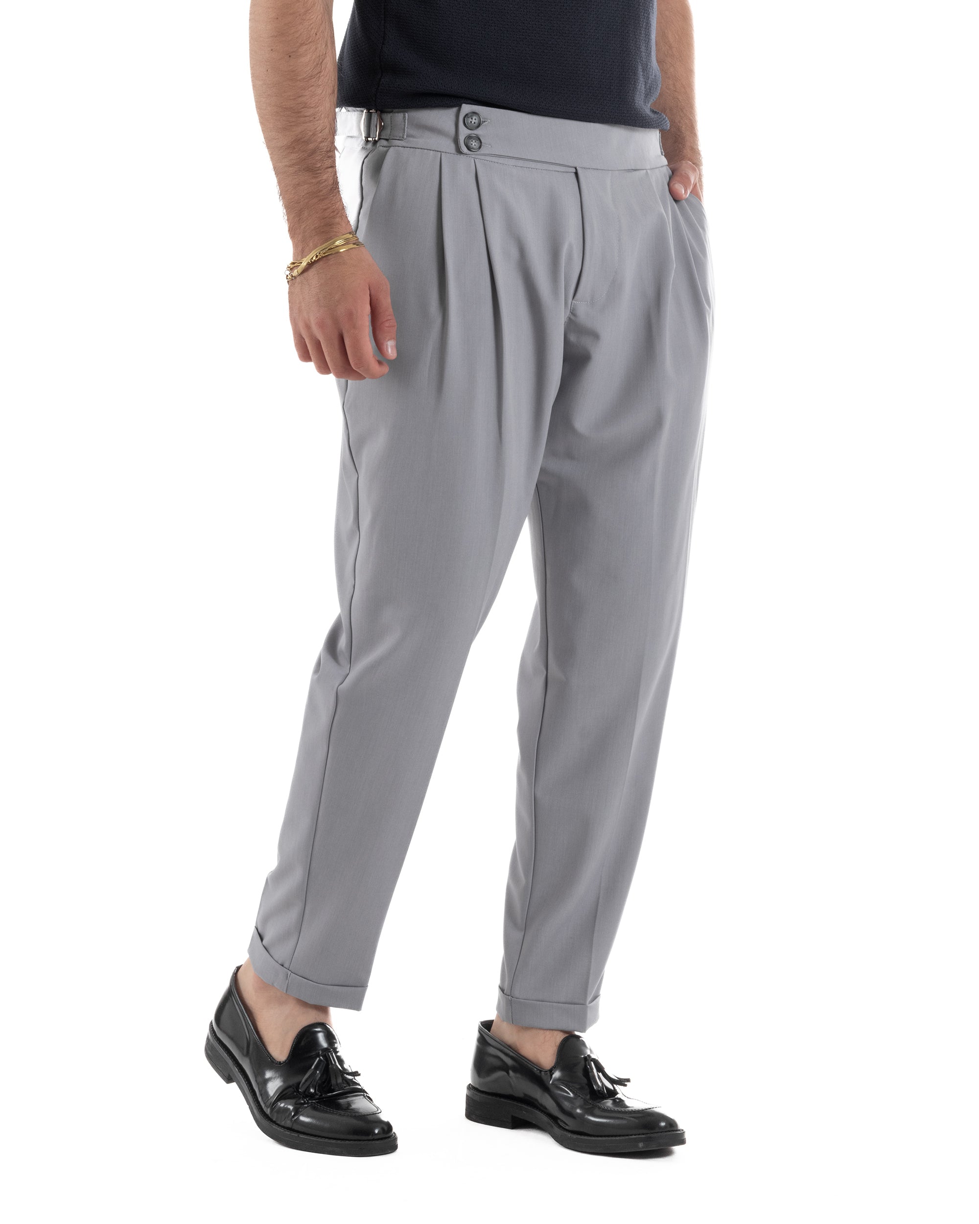 Vista frontale pantaloni grigio uomo gurkha abbottonatura allungata doppia pinces tasche america