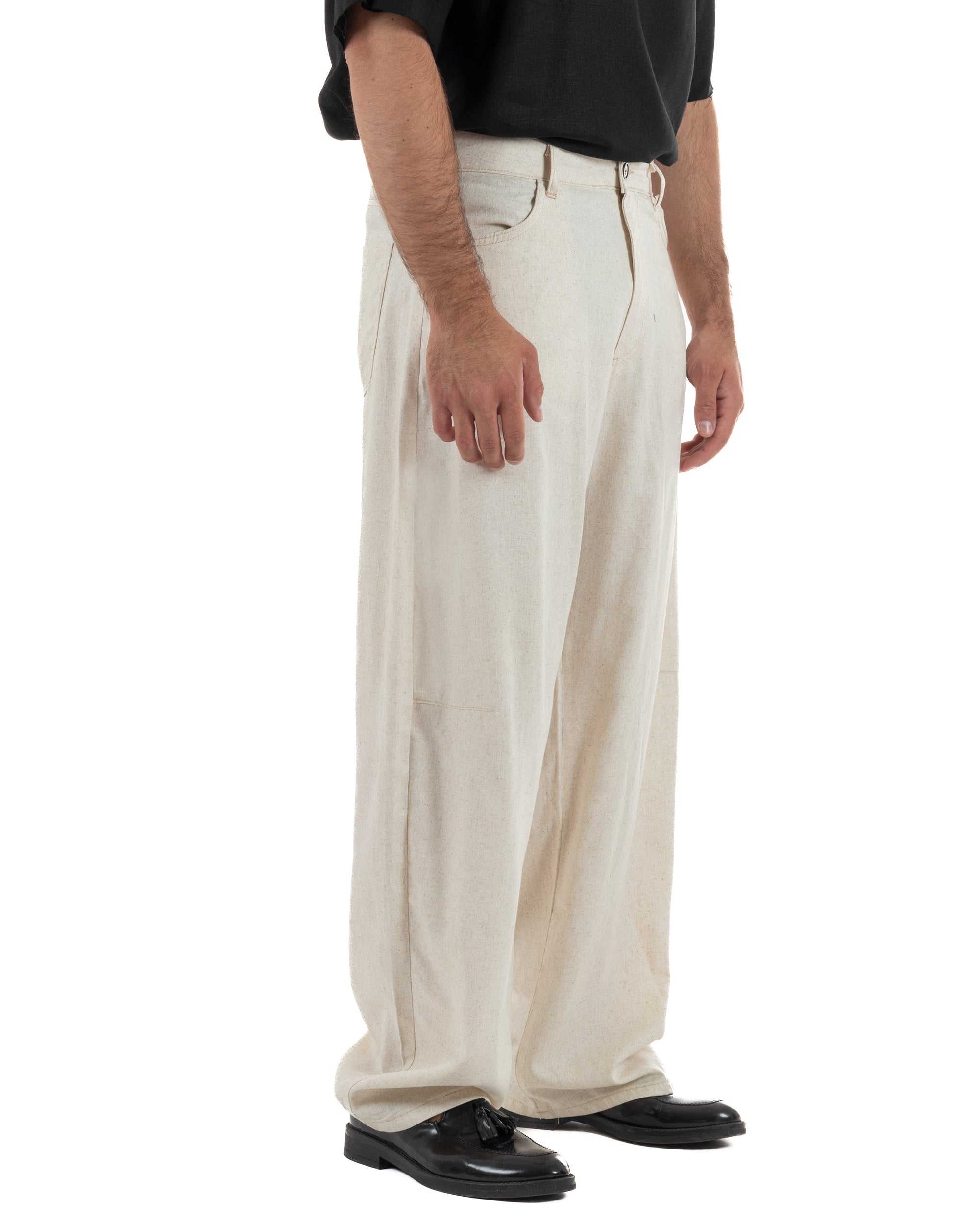 Vista laterale pantaloni uomo beige lino baggy fit cinque tasche ricamo gamba passanti cintura