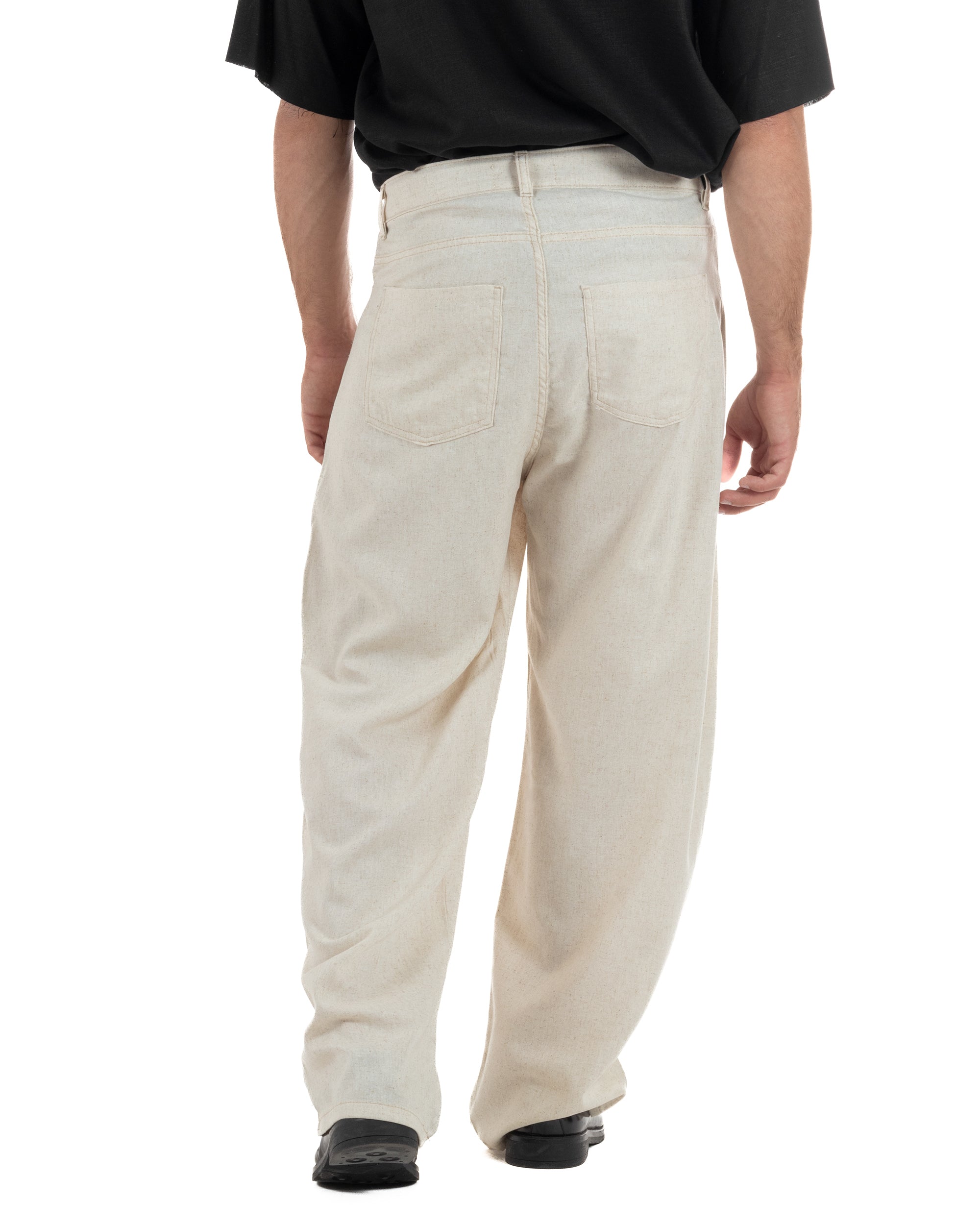 Vista posteriore pantaloni uomo beige lino baggy fit tasche posteriori passanti cintura made in Italy