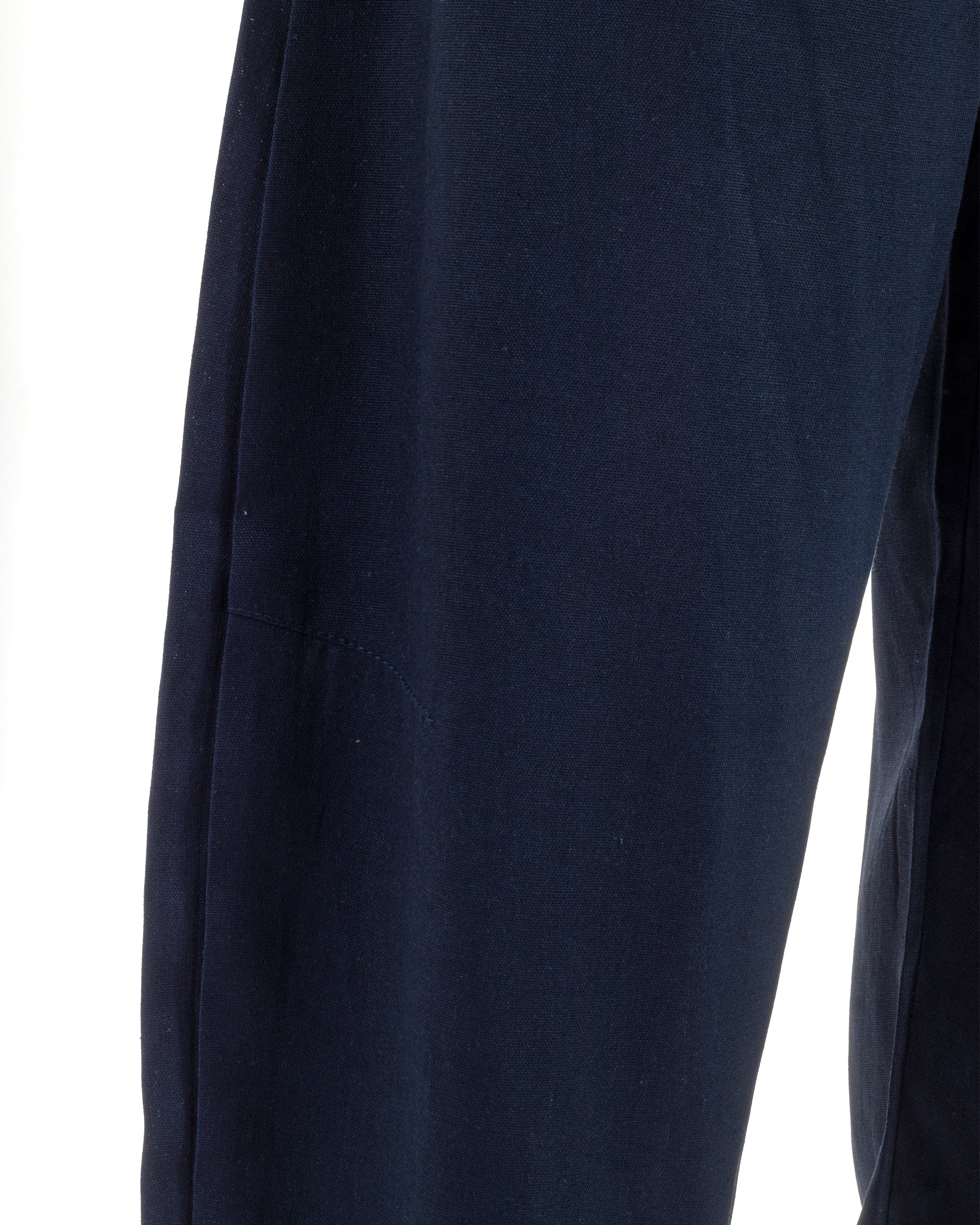 Dettaglio ricamo utility gamba pantaloni blu lino baggy fit uomo 55% lino 45% viscosa Giosal