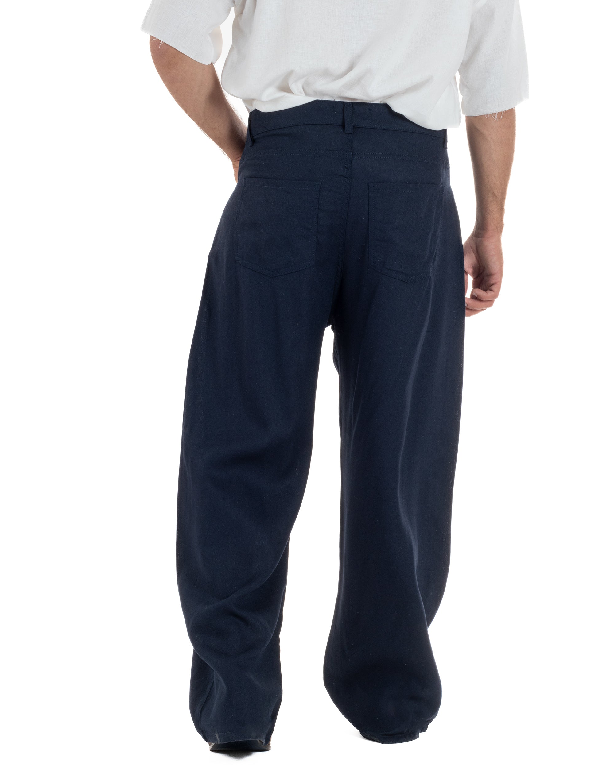 Vista posteriore pantaloni uomo blu lino baggy fit tasche posteriori passanti cintura made in Italy
