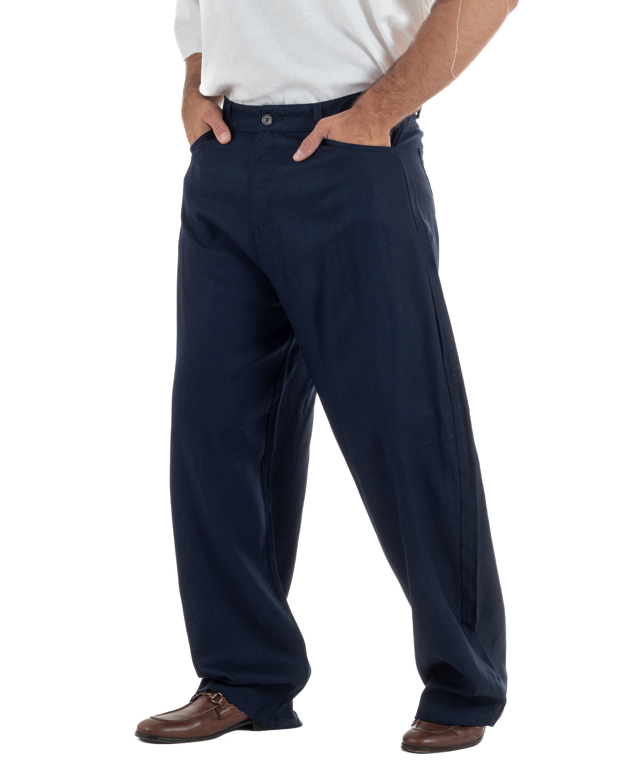 Vista laterale pantaloni uomo blu lino baggy fit cinque tasche ricamo gamba passanti cintura