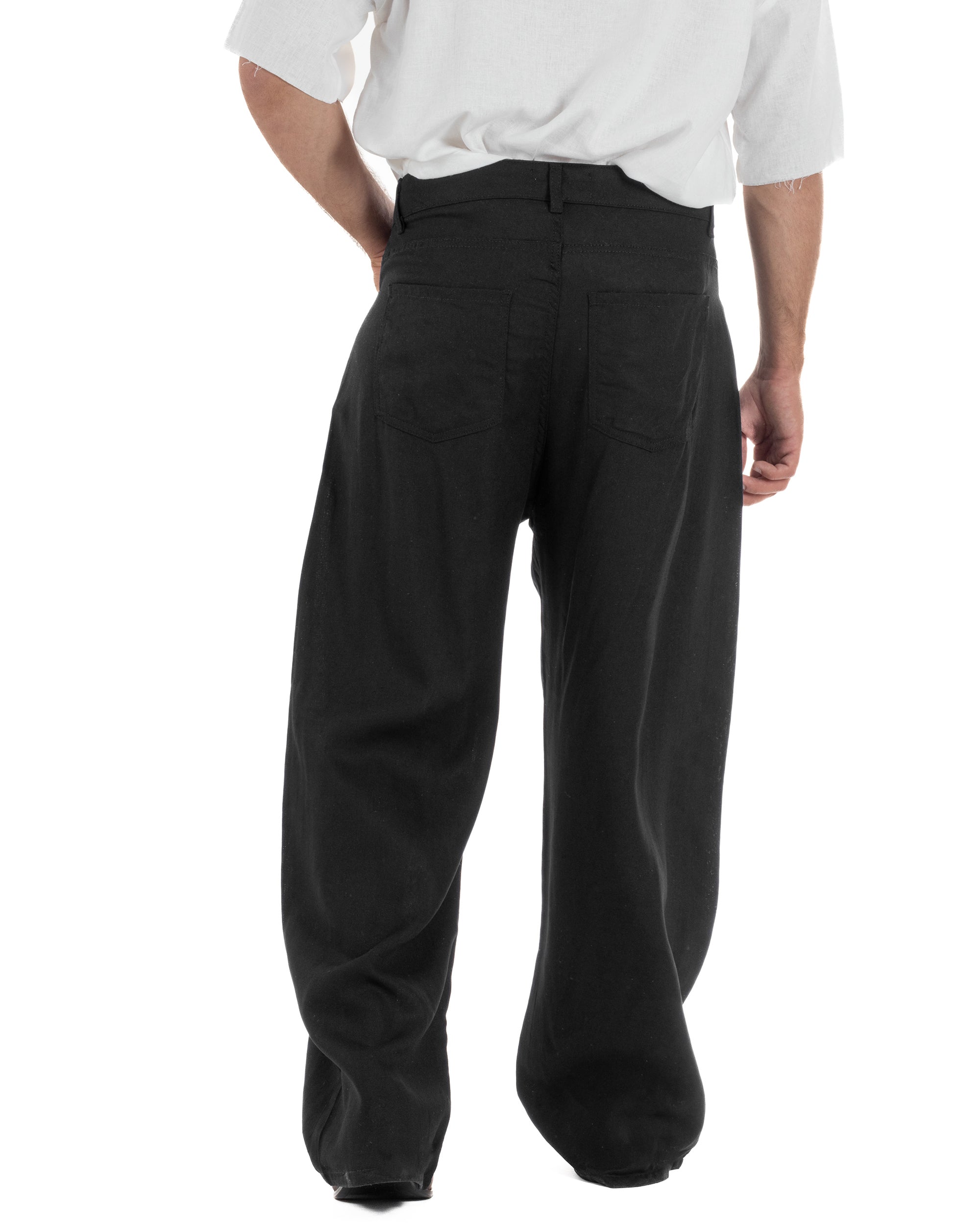 Vista posteriore pantaloni uomo nero lino baggy fit tasche posteriori passanti cintura made in Italy