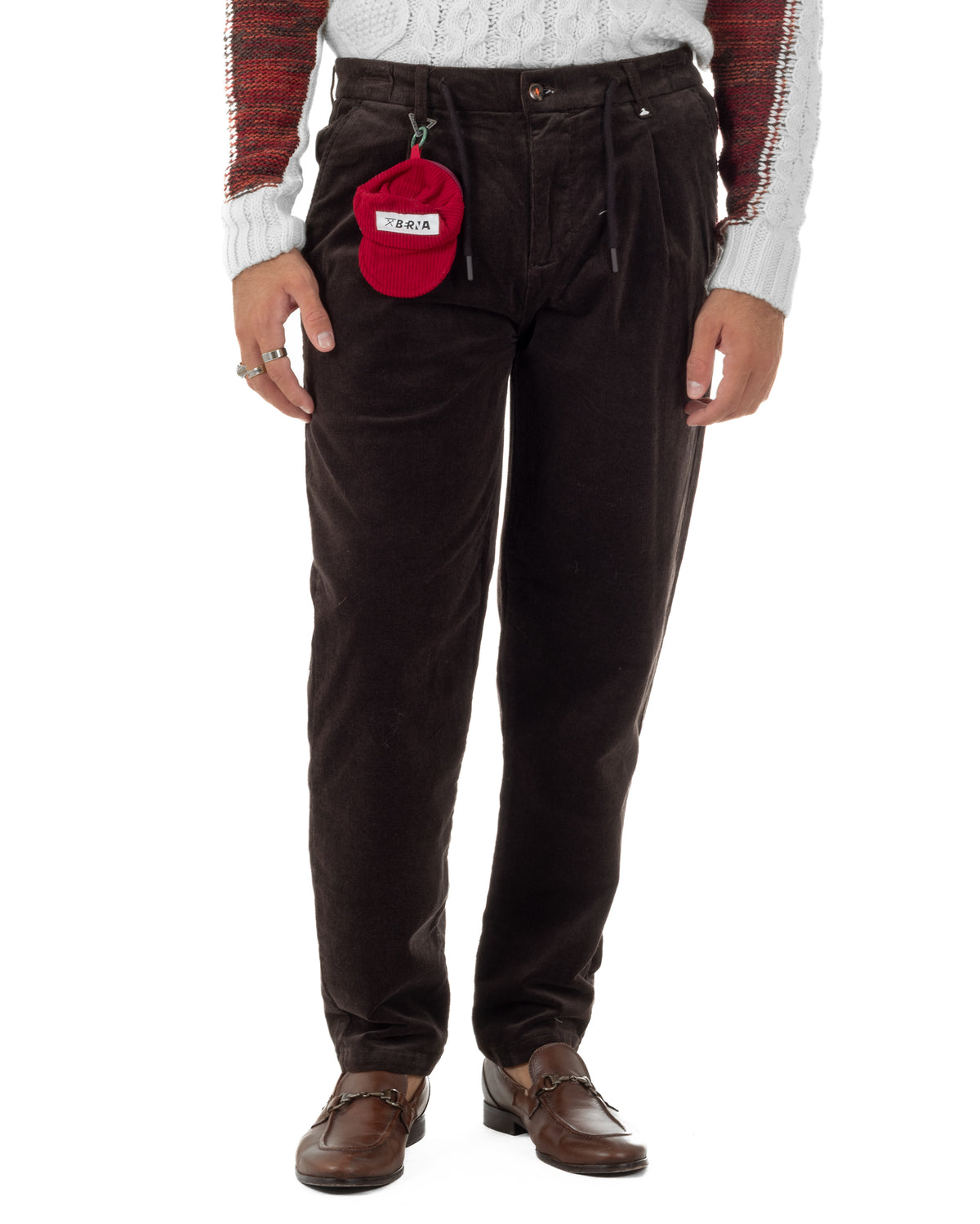 Tasca america e trama a coste fini dei pantaloni color marrone, con laccio regolabile sul davanti.