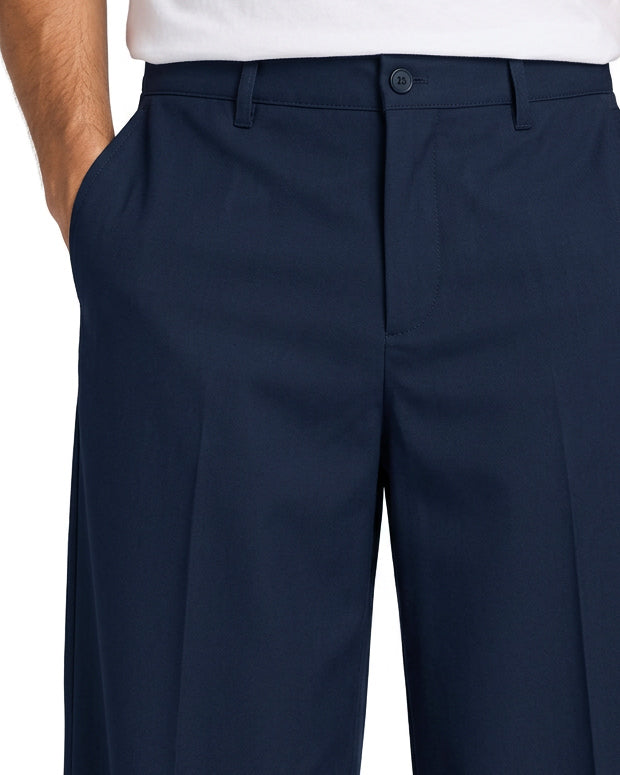Bottone tono su tono, passanti e tasca laterale obliqua dei pantaloni uomo blu GIOSAL.