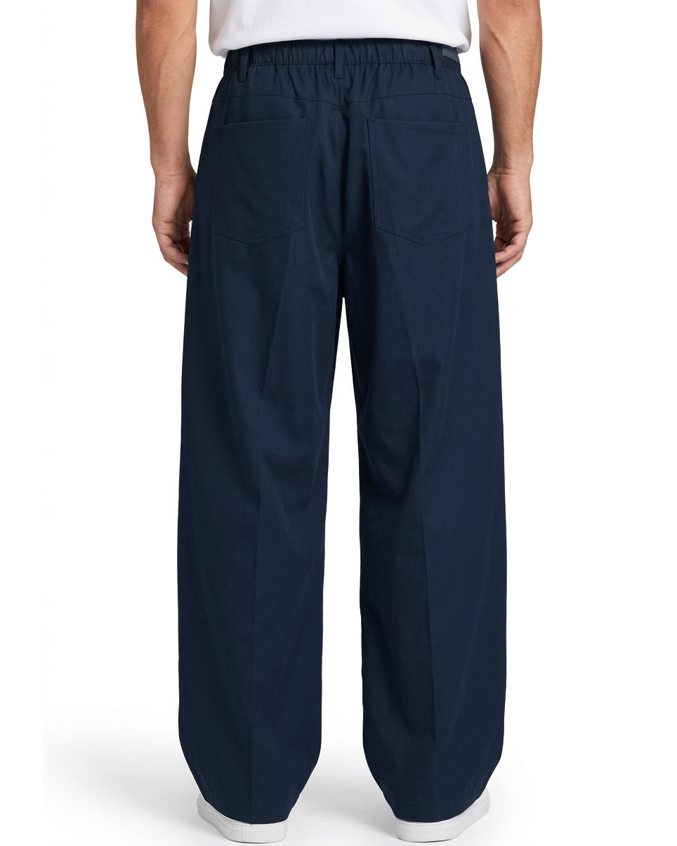 Taglio dritto e ampio dei pantaloni blu GIOSAL, con orli senza risvolto e due tasche sul retro.