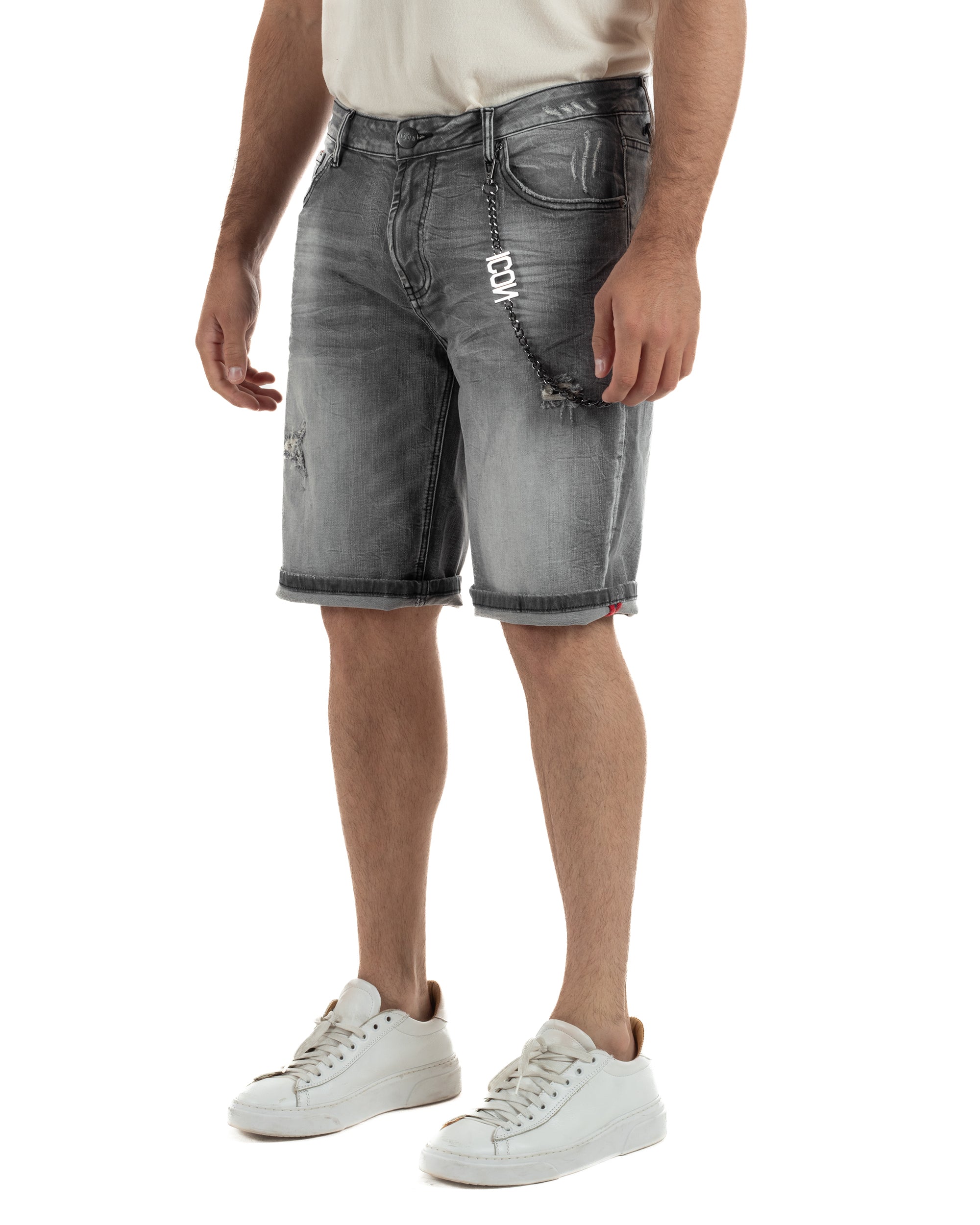 Vista laterale bermuda jeans uomo nero denim rotture catena decorativa streetwear regular fit