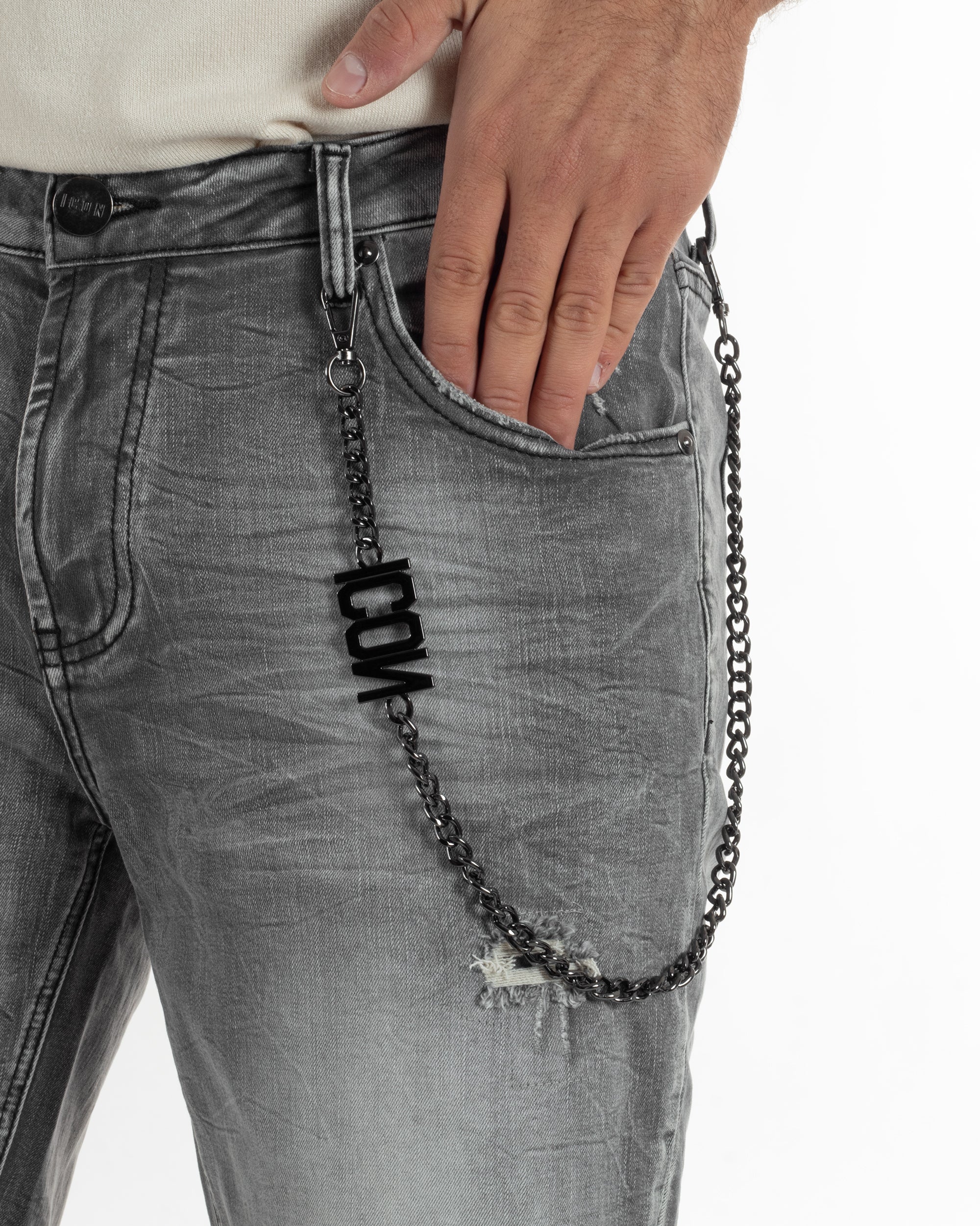 Dettaglio catena decorativa removibile bermuda jeans nero uomo cinque tasche chiusura bottone zip