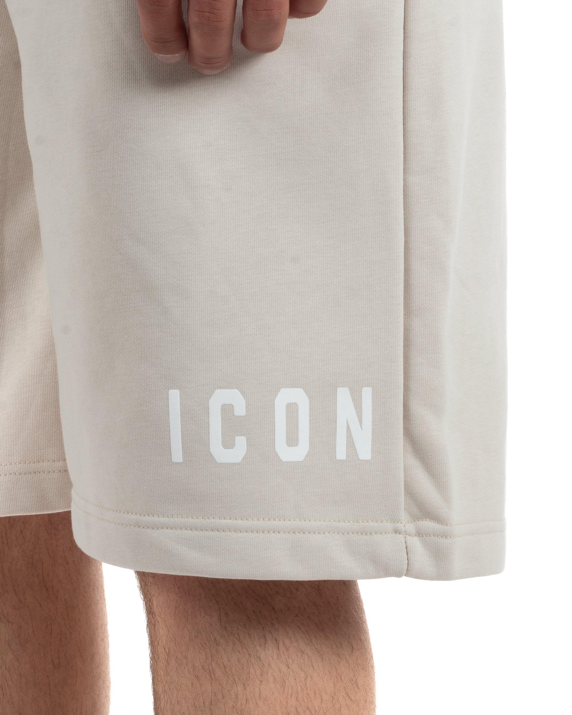 Dettaglio logo contrasto gamba bermuda beige uomo relaxed fit cotone streetwear Icon brand