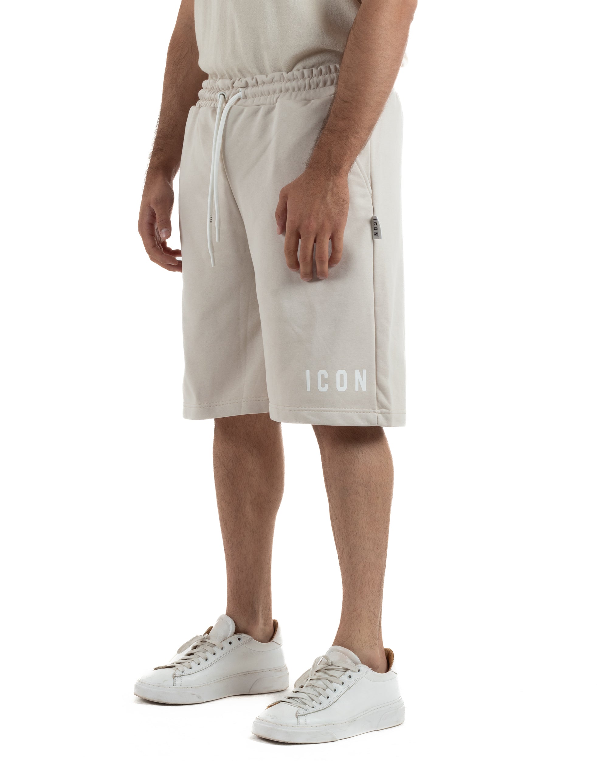 Vista laterale bermuda uomo beige relaxed fit coulisse logo contrasto gamba streetwear Icon