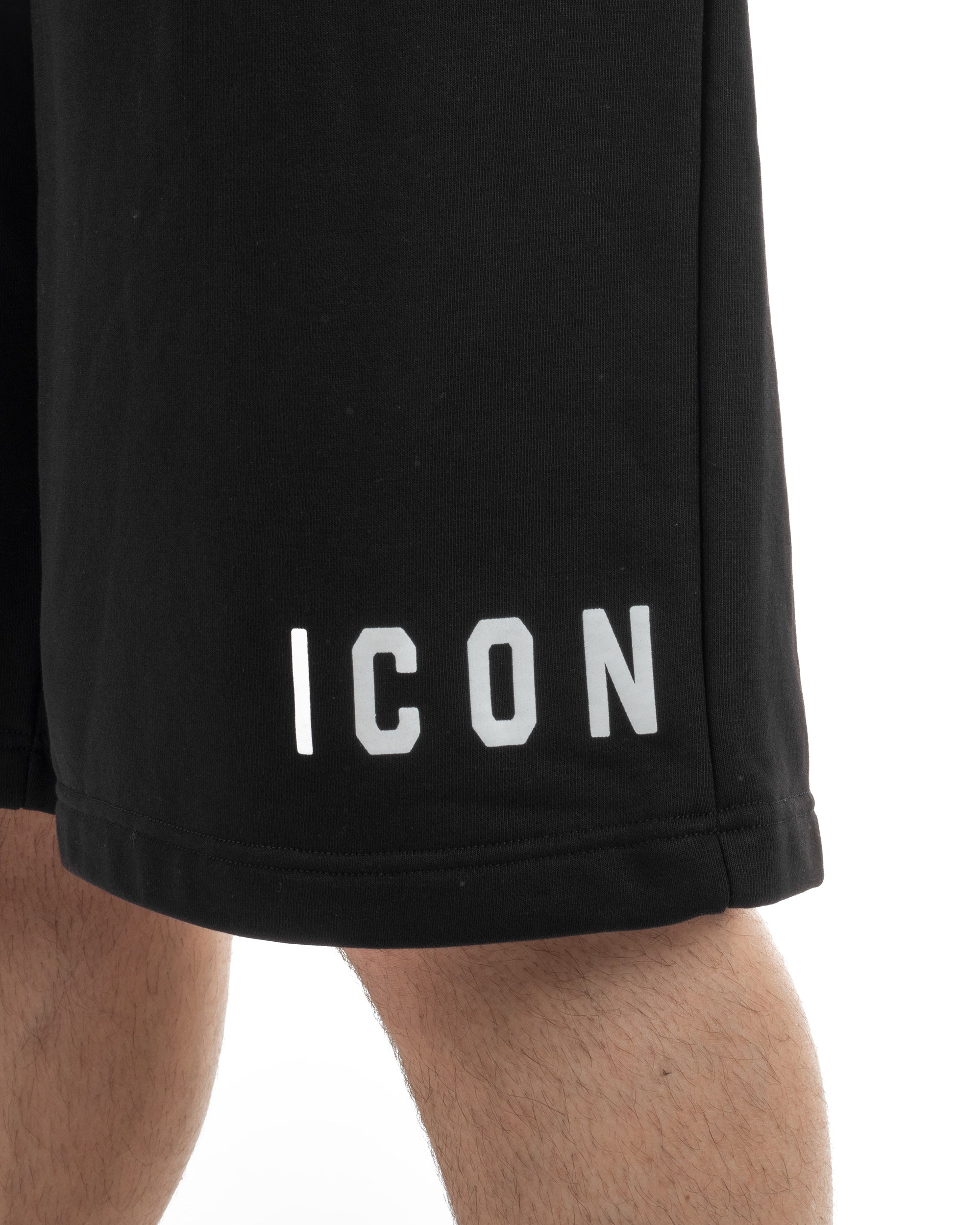 Dettaglio logo contrasto gamba bermuda nero uomo relaxed fit cotone streetwear Icon brand