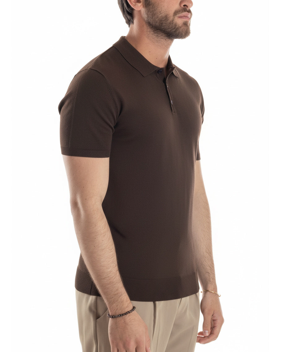 Vista laterale polo uomo marrone filo maglia leggera casual basic
