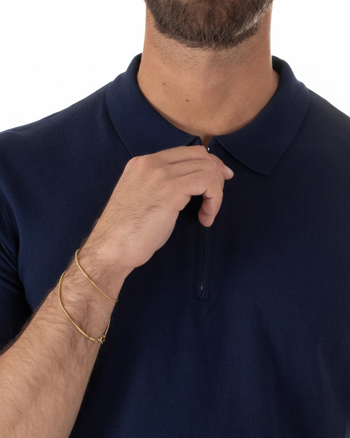 Dettaglio chiusura zip colletto polo blu filo maglia sottogiacca uomo