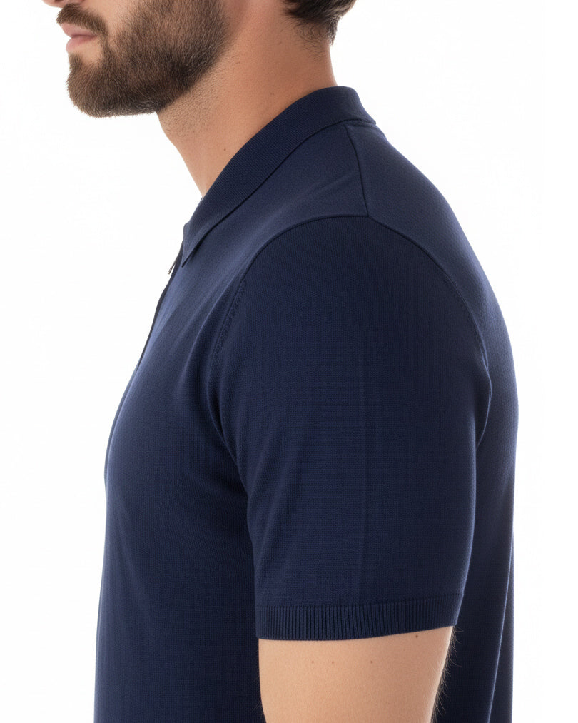 Dettaglio colletto con zip polo blu filo maglia leggera uomo