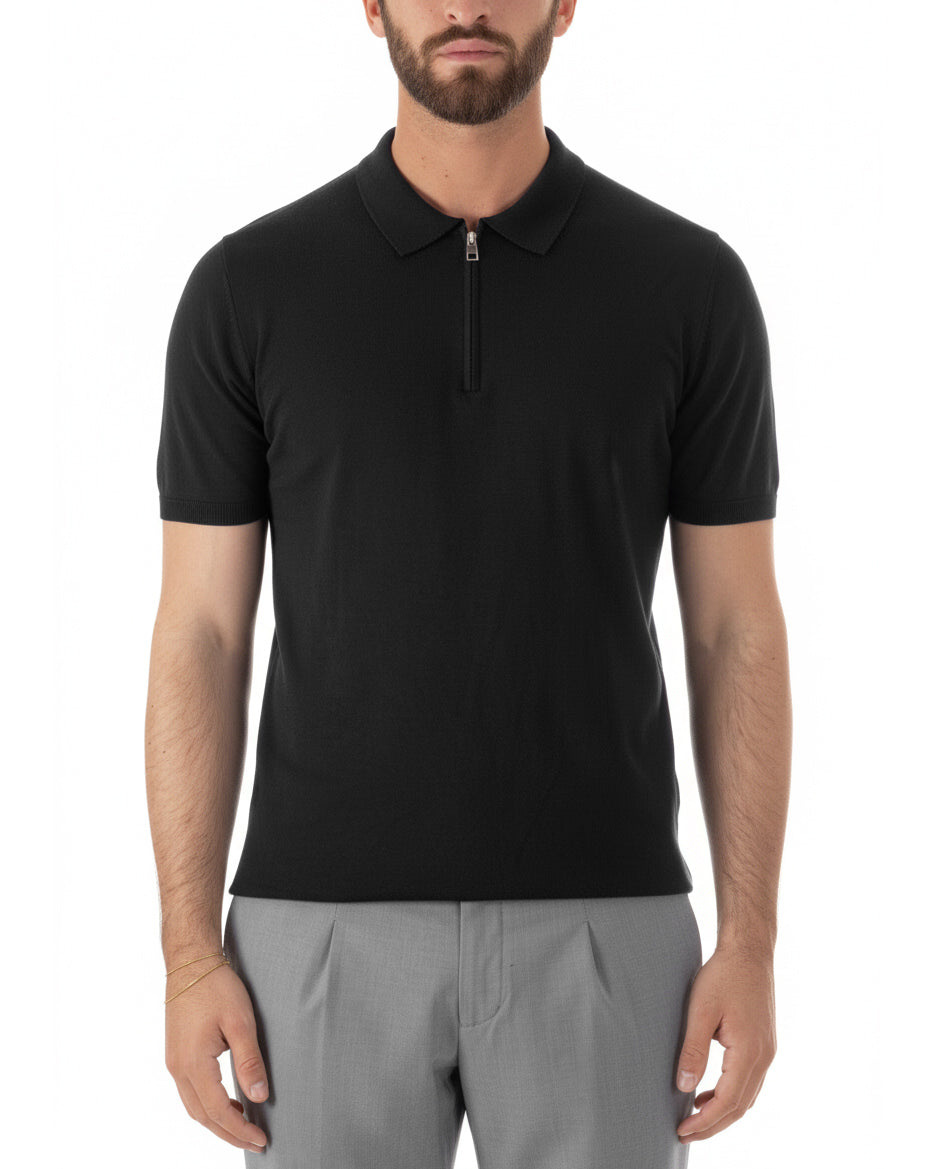 Dettaglio colletto con zip polo nero filo maglia leggera uomo